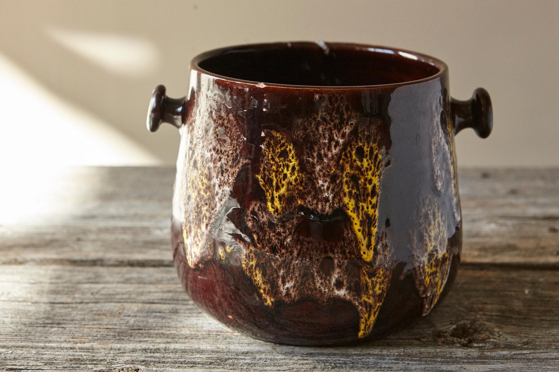 Vernissé Cache-pot français émaillé avec poignées, Vallauris, années 1950-60 en vente