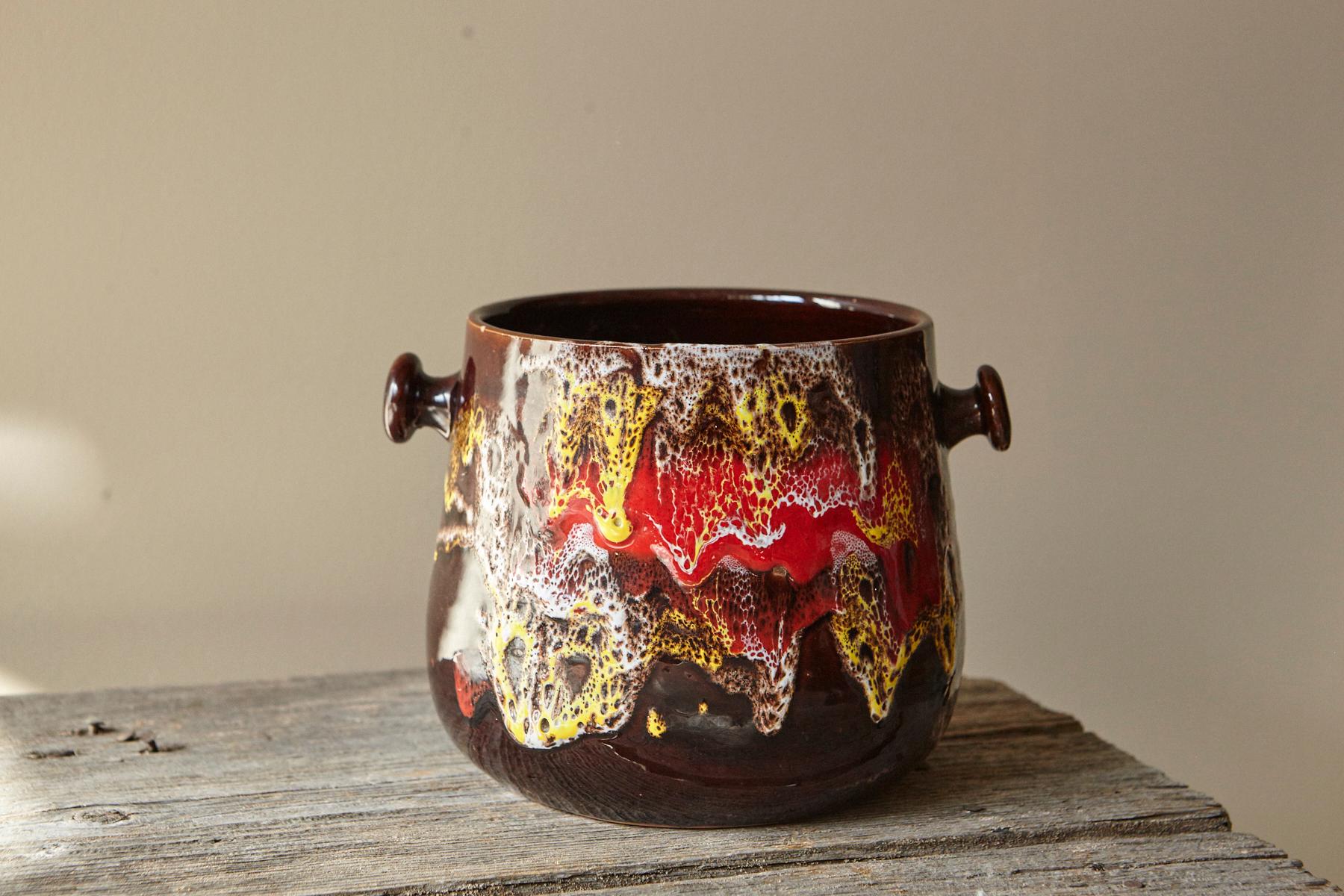 Cache-pot français émaillé avec poignées, Vallauris, années 1950-60 en vente 1