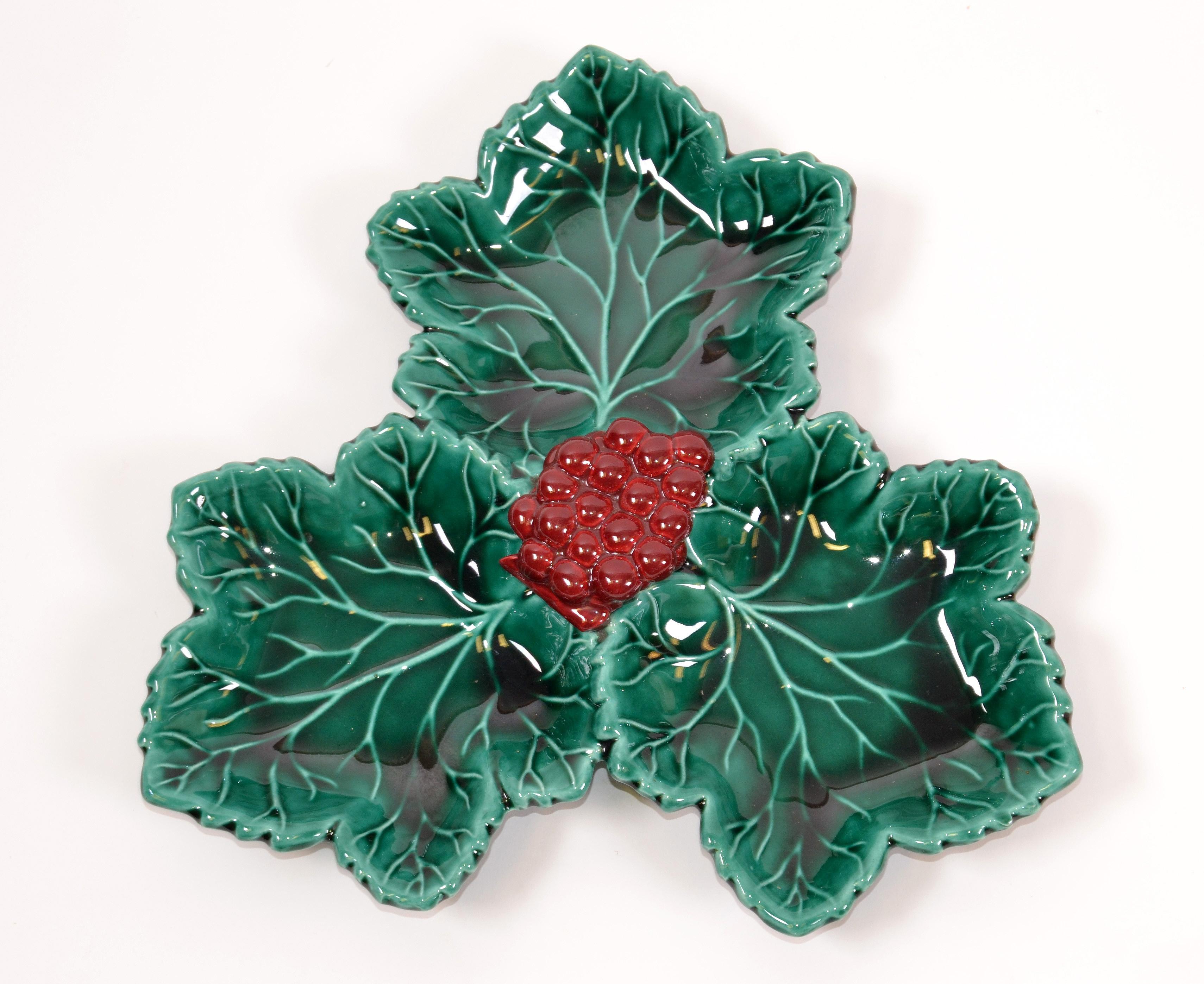 Vallauris Plato de Cerámica Verde y Rojo Esmaltado con Uvas y Hojas de Vid en venta 3