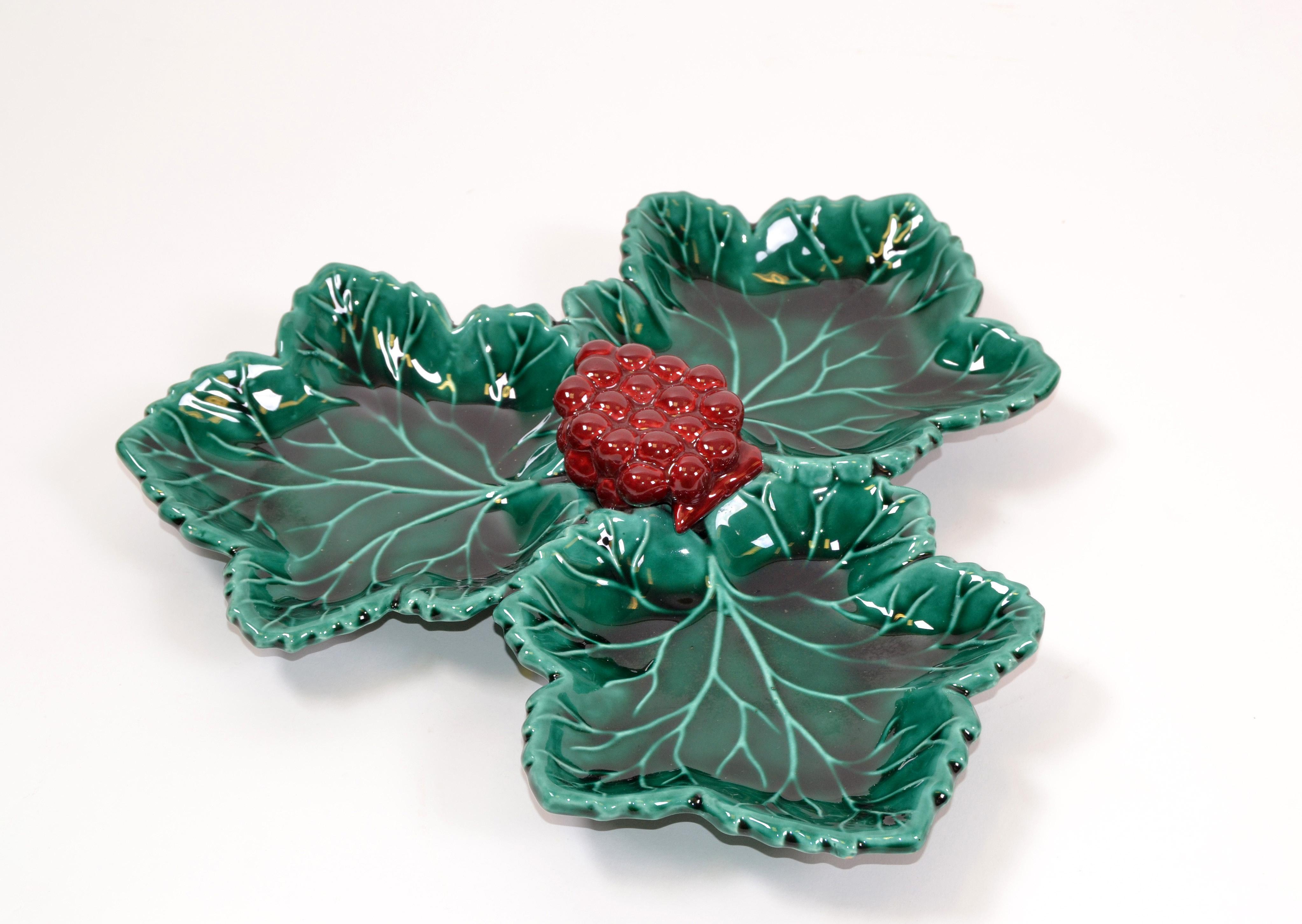 Vallauris Plato de Cerámica Verde y Rojo Esmaltado con Uvas y Hojas de Vid en venta 4