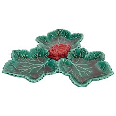 Französischer glasierter Vallauris-Servierteller aus Keramik mit Trauben und Weinrebenblättern in Grün und Rot