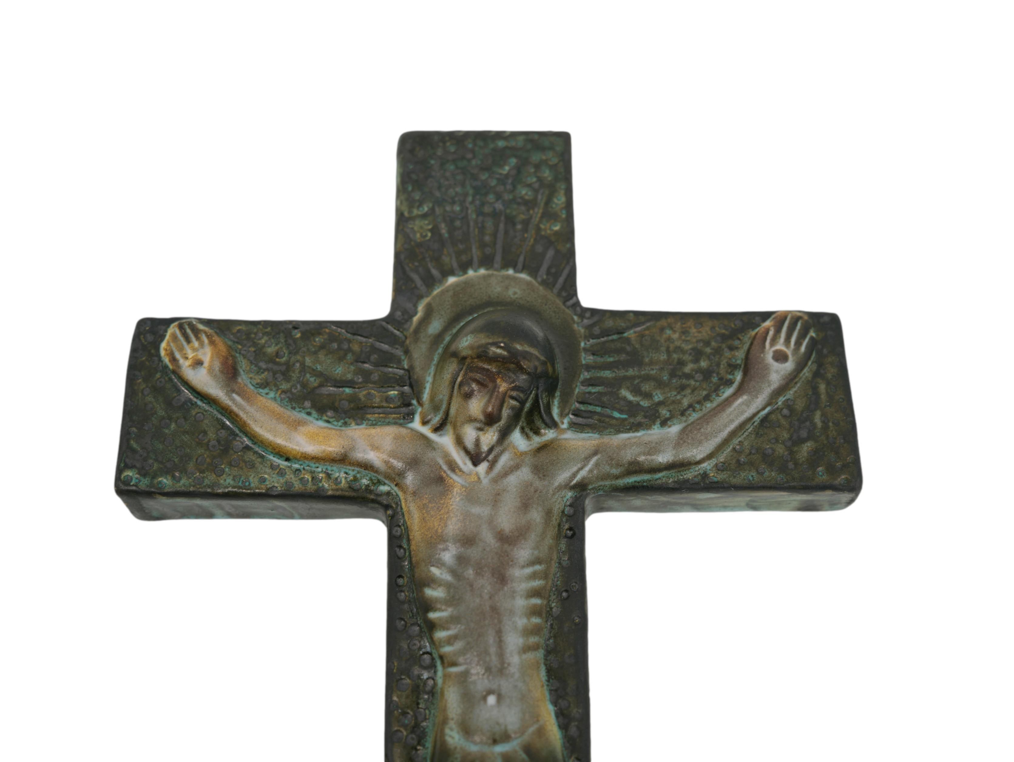 French Mid-century ceramic crucifix, France, 1950s. Exceptional design and quality. Height: 12.3