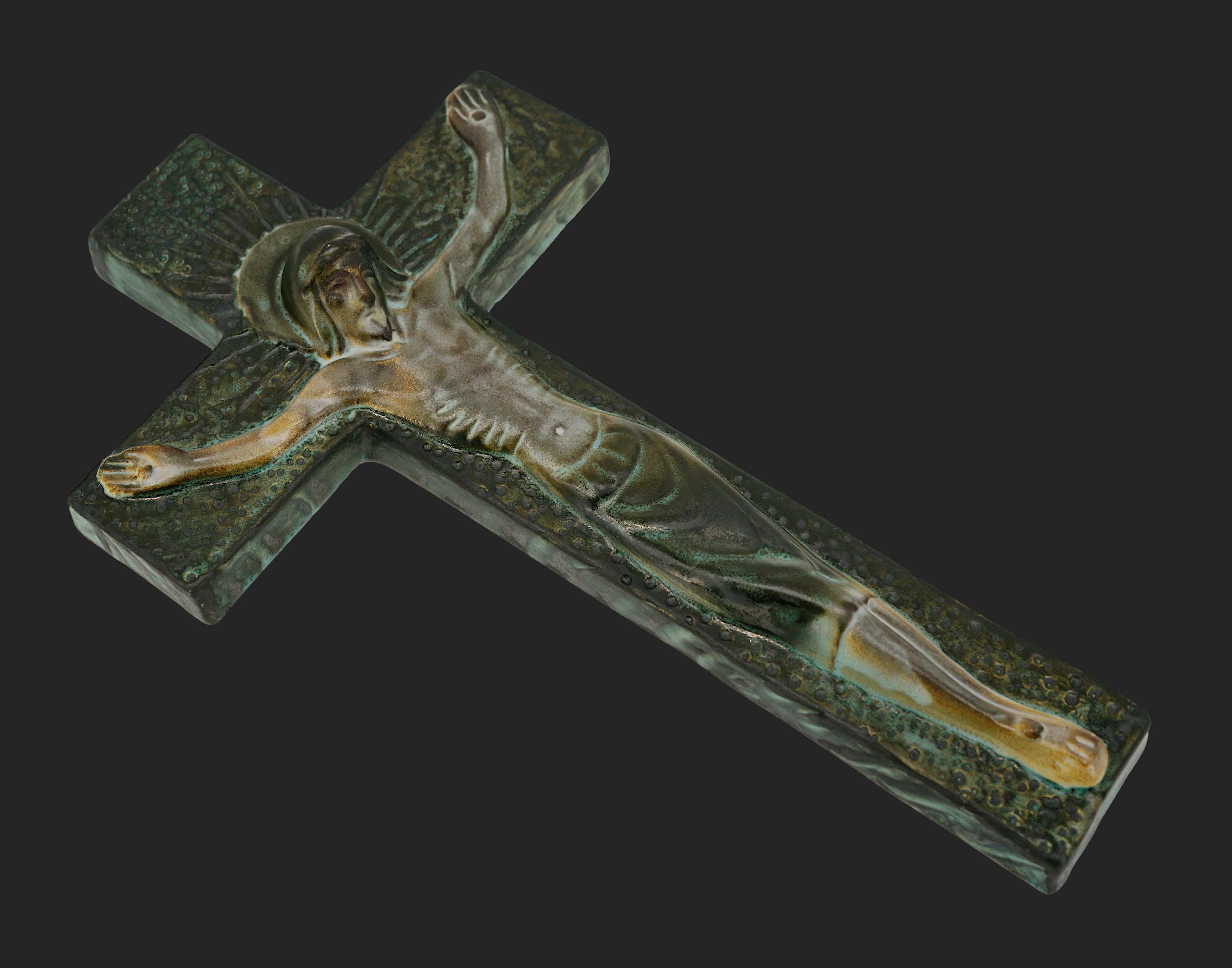 French Mid-century ceramic crucifix, France, 1950s. Exceptional design and quality. Height: 12.3
