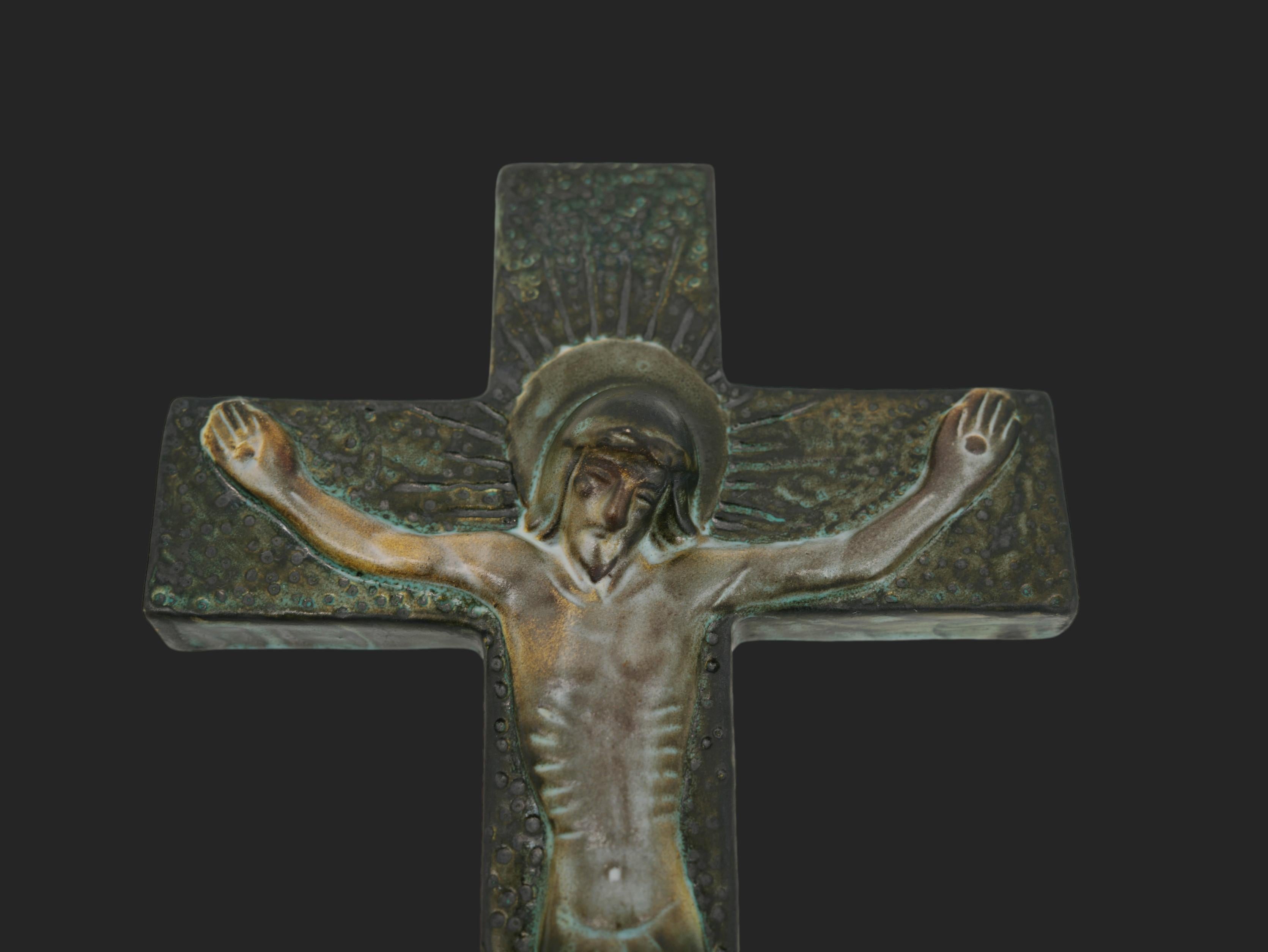 Vallauris French Mid-century Ceramic Crucifix, 1950s In Excellent Condition For Sale In Saint-Amans-des-Cots, FR