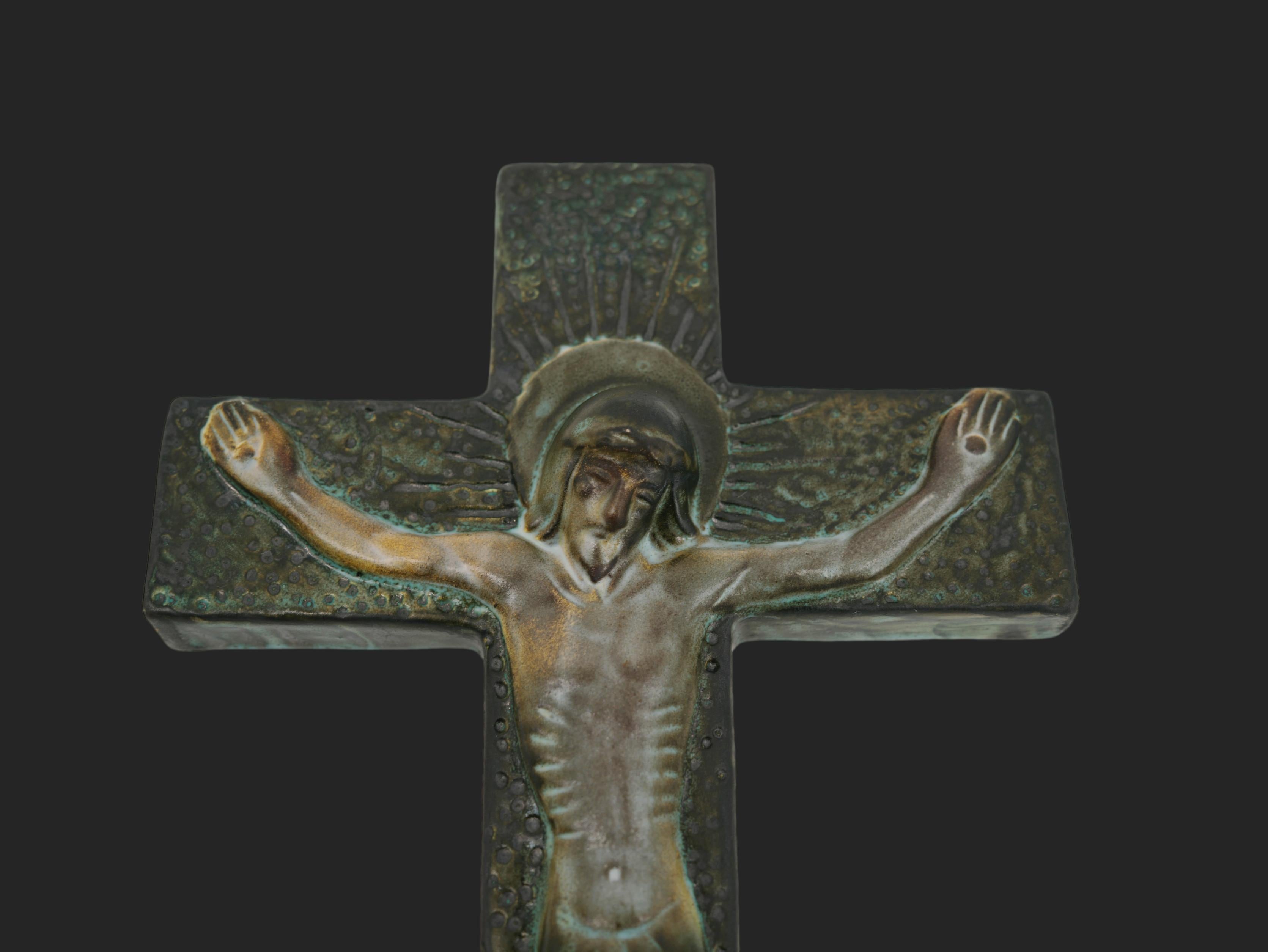 Vallauris Französisch Mitte des Jahrhunderts Keramik Kruzifix, 1950er Jahre im Angebot 1