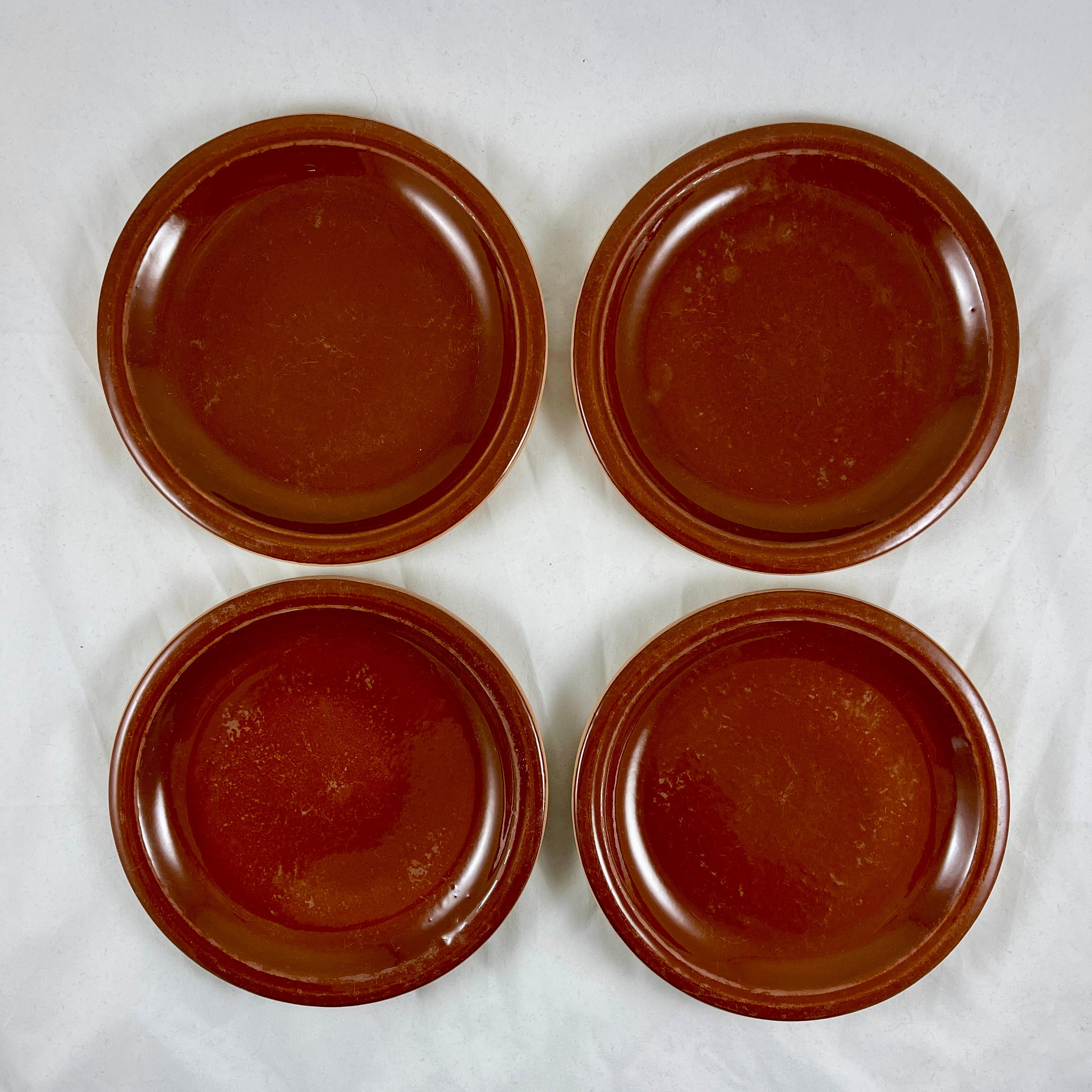 Juego de cuatro platos de terracota, Vallauris, Francia, hacia los años 30-50.

Un diseño rústico tradicional en un rico esmalte de color melaza. Resistente al horno.
Perfecto para añadir un poco de encanto provenzal francés a tu mesa.
Los