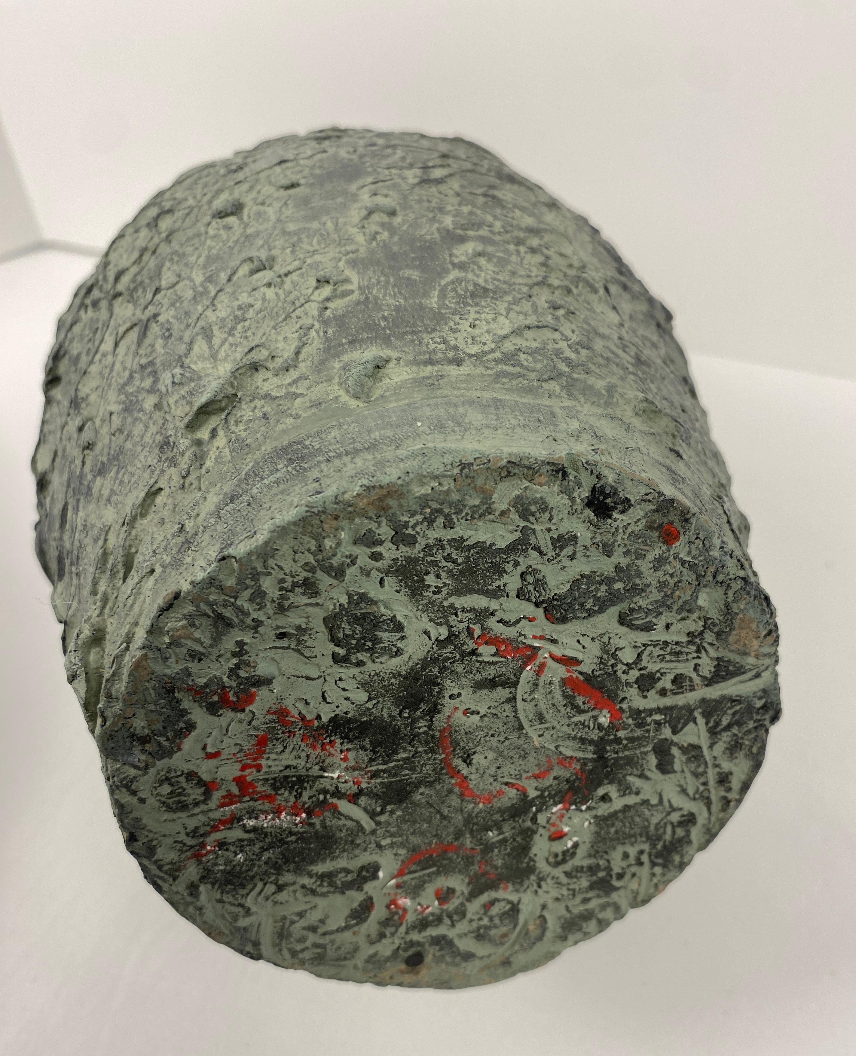 Vase vintage en céramique de l'Art Brut français avec une texture de lave expressive attribuée à un atelier de Vallauris. 

Ce vase unique en céramique, qui rappelle le mouvement français de l'art brut, présente une texture captivante semblable à