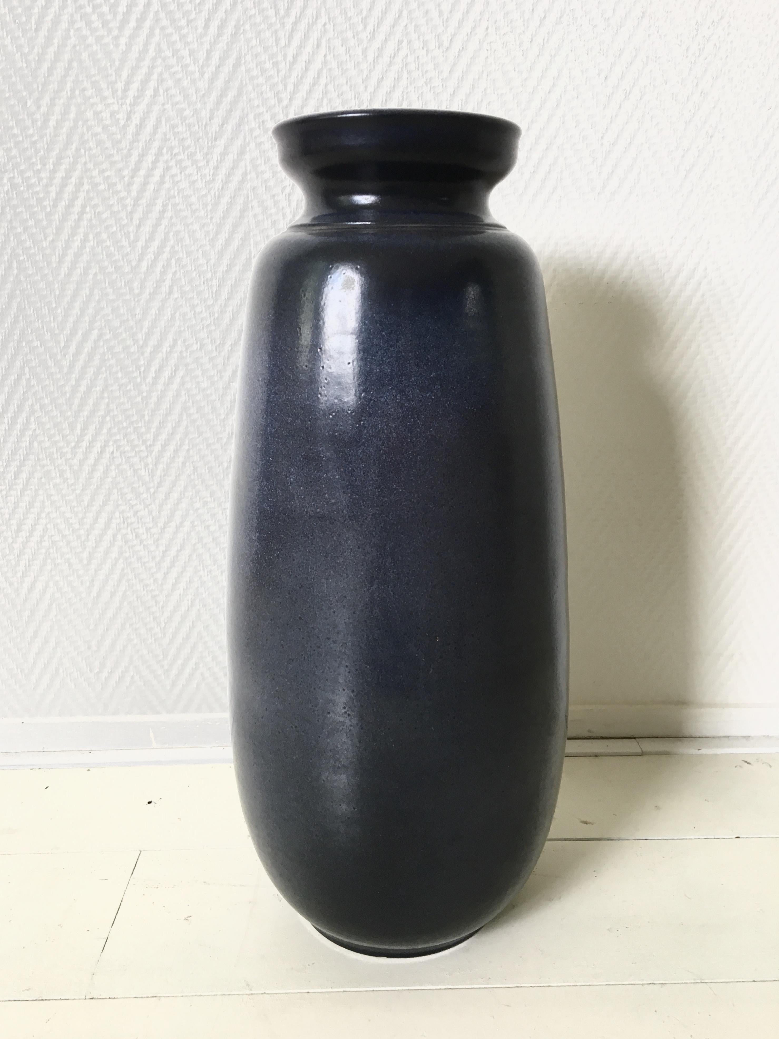 Vallauris Large Purple Vase with Floral Image by Jacques Fonck et Jean Mateo In Good Condition For Sale In Schagen, NL
