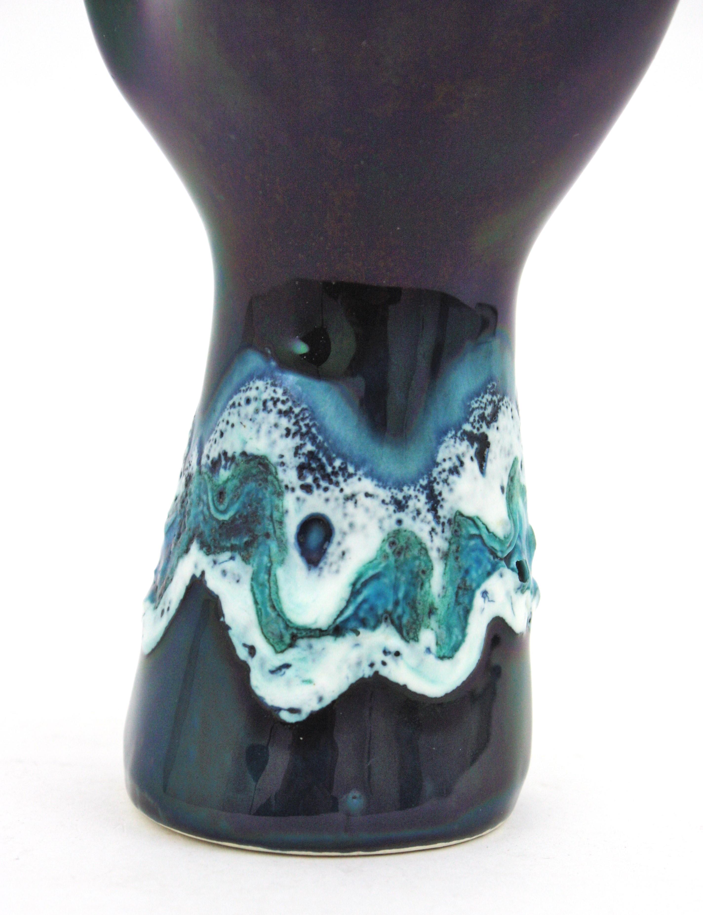 Vernissé Vallauris Vase à main en céramique bleue majolique / Stand pour anneaux en vente