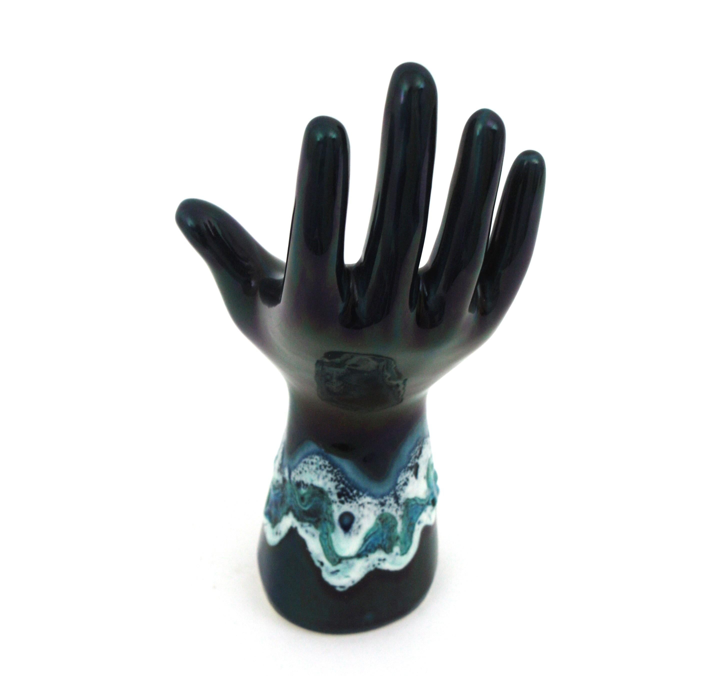 Vallauris Vase à main en céramique bleue majolique / Stand pour anneaux Bon état - En vente à Barcelona, ES