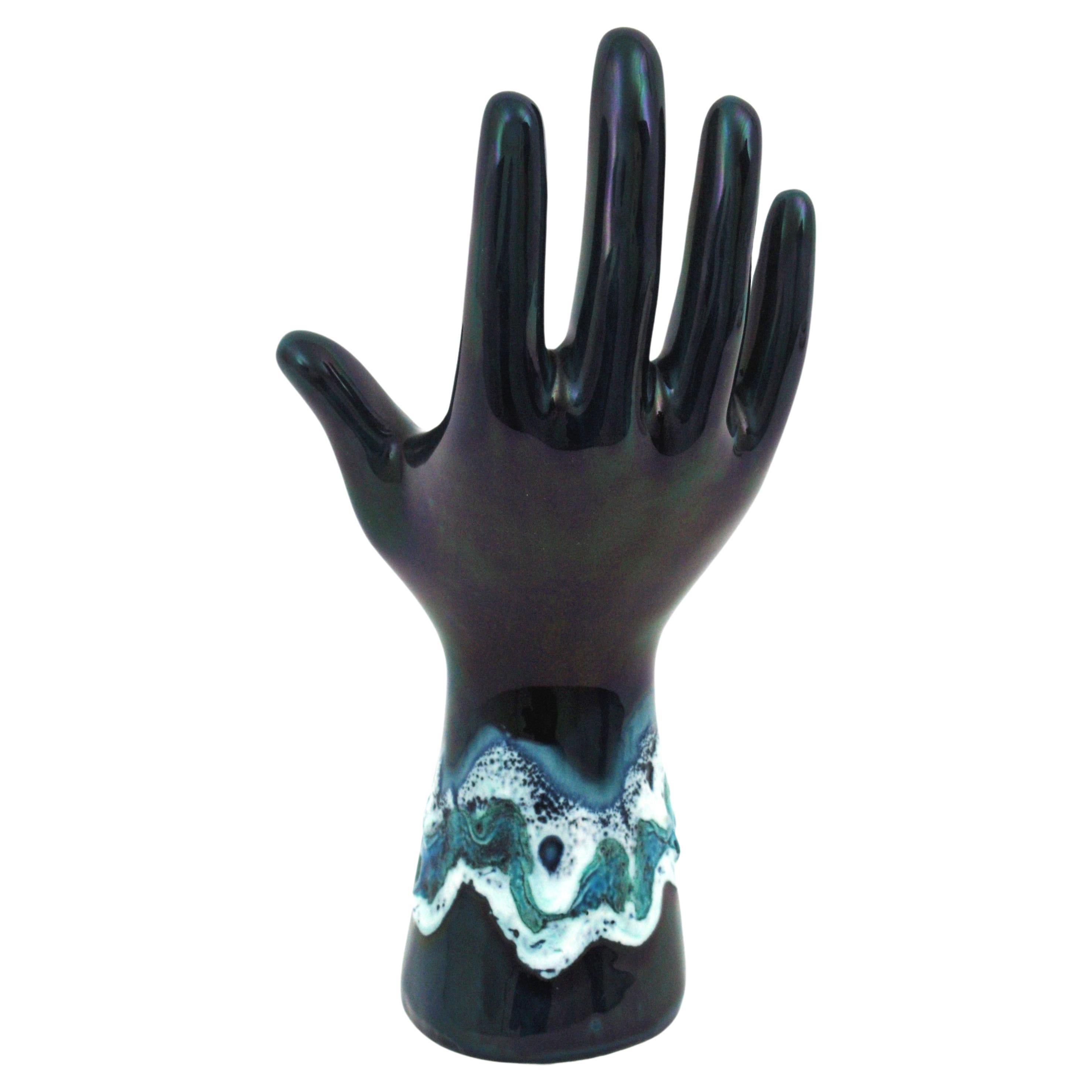 Vallauris Vase à main en céramique bleue majolique / Stand pour anneaux en vente