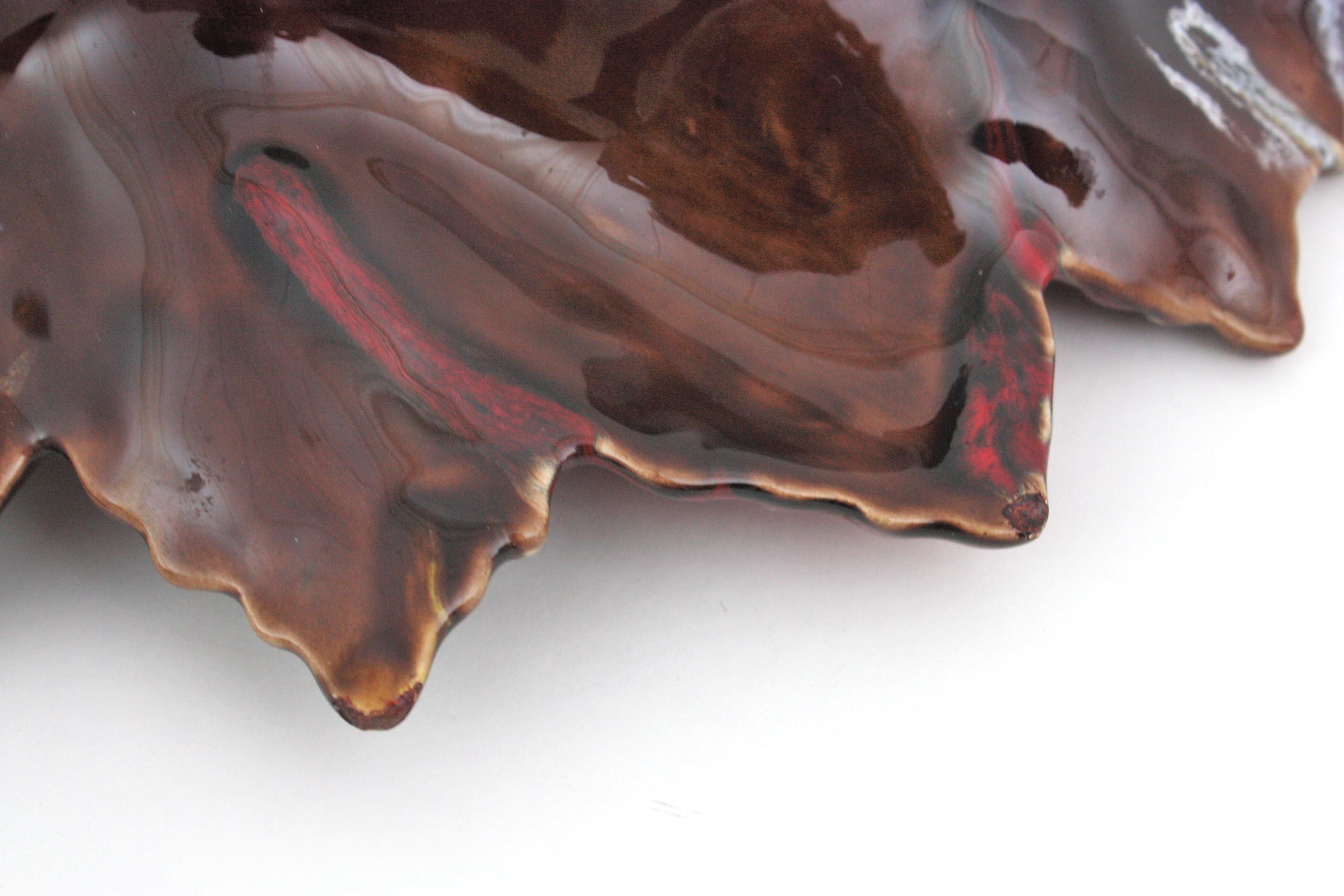 Vallauris Plato de cerámica mayólica extragrande con hojas/ Cuenco para centro de mesa en venta 4