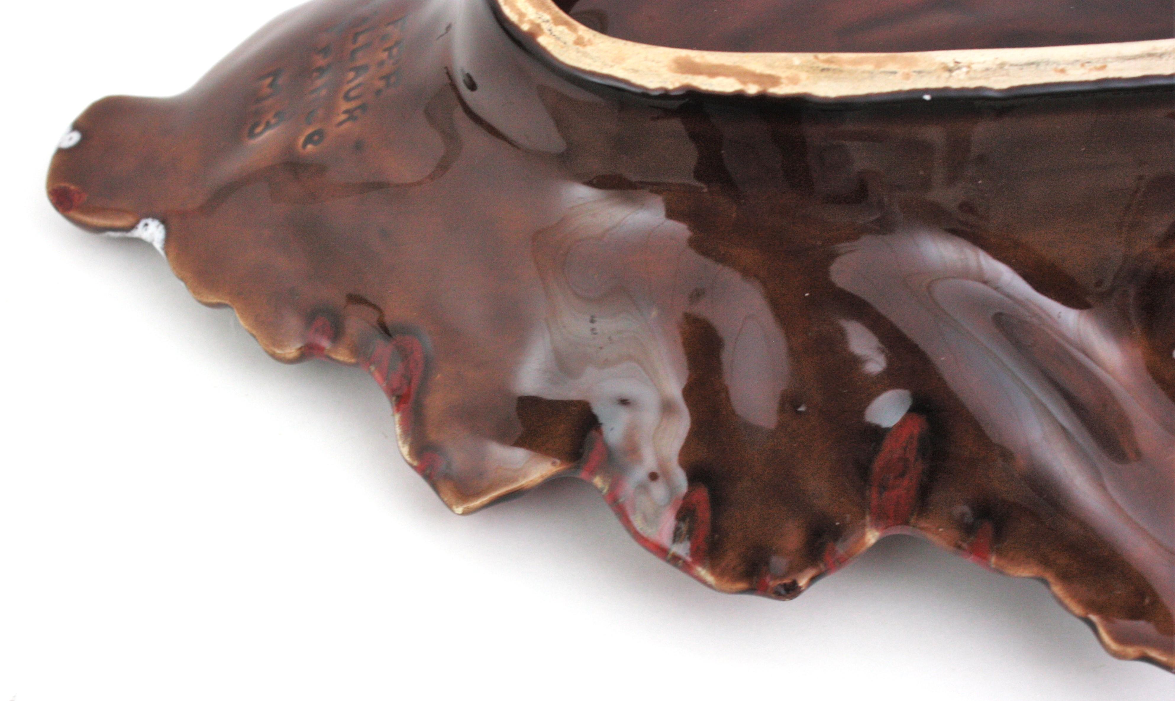 Vallauris Plato de cerámica mayólica extragrande con hojas/ Cuenco para centro de mesa en venta 5