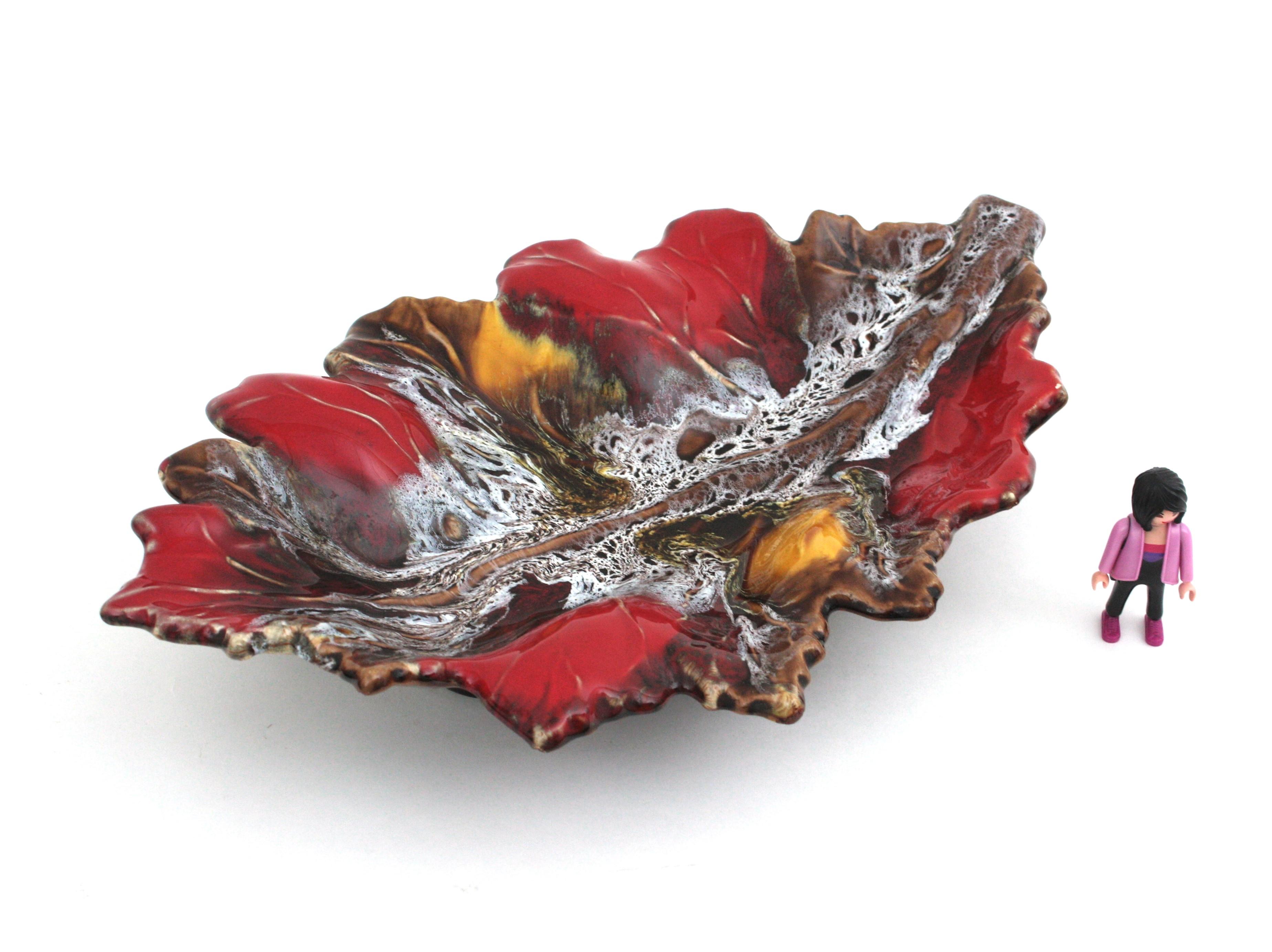 Vallauris Plato de cerámica mayólica extragrande con hojas/ Cuenco para centro de mesa Moderno de mediados de siglo en venta
