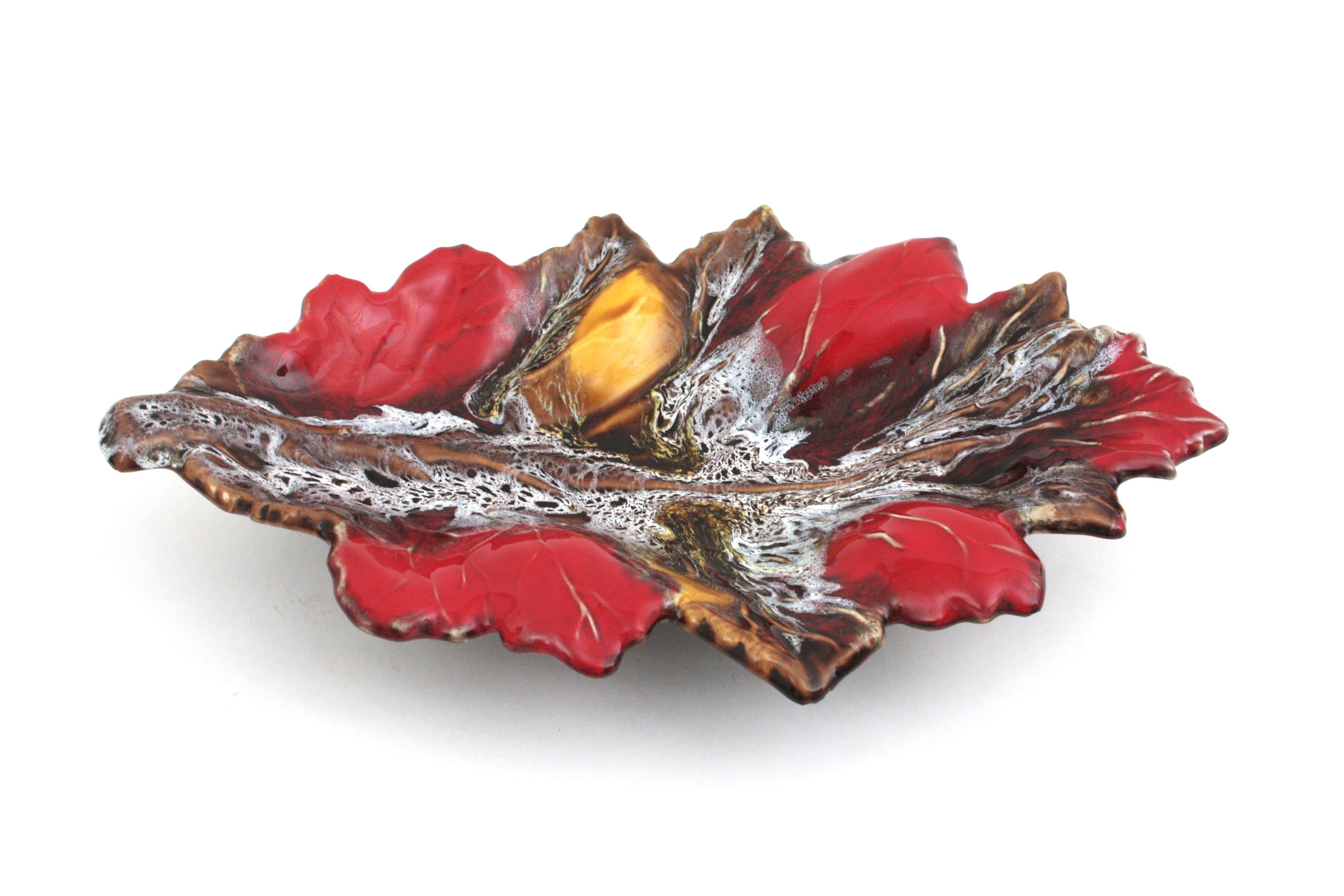 Vallauris Plato de cerámica mayólica extragrande con hojas/ Cuenco para centro de mesa en Bueno estado para la venta en Barcelona, ES