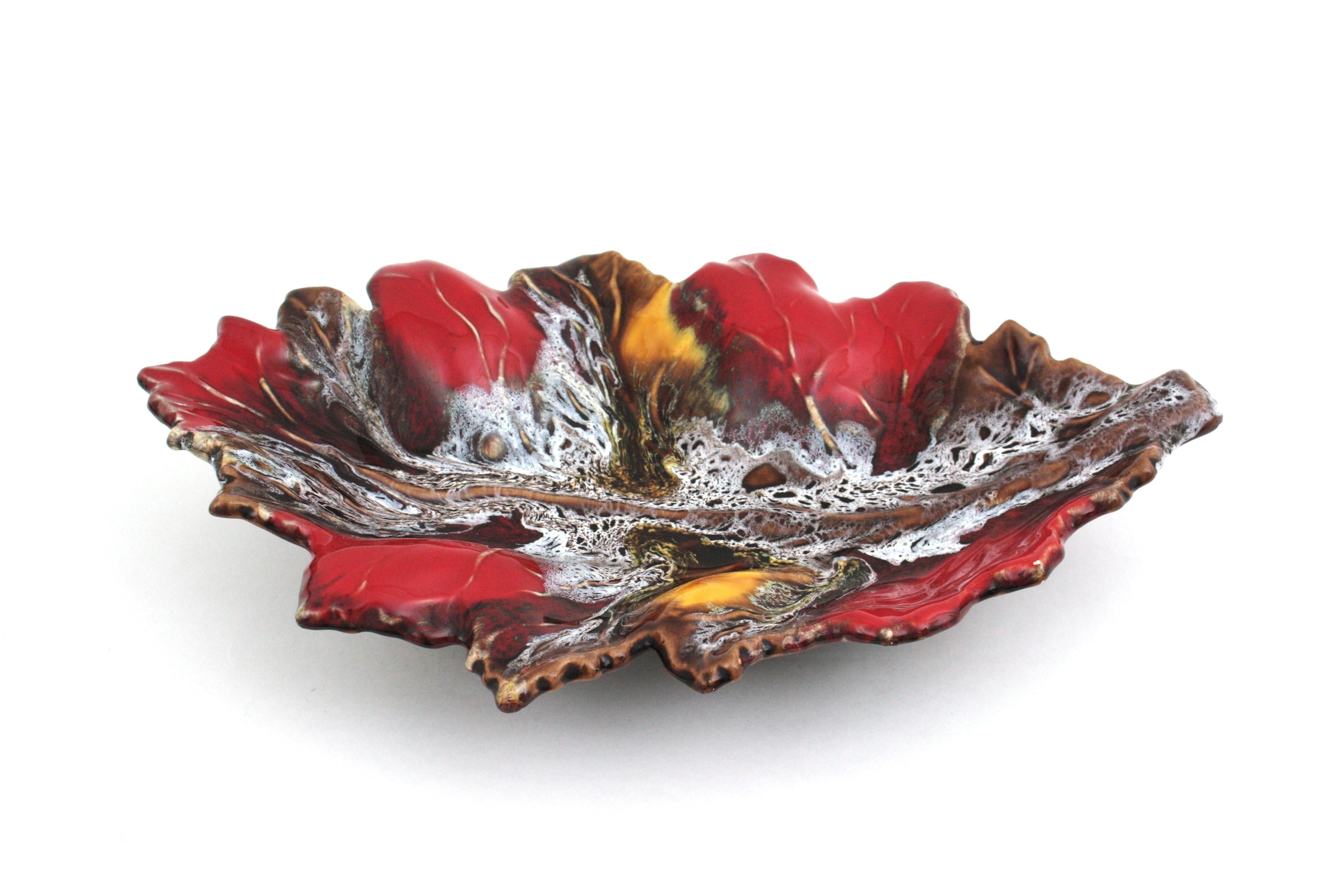 Vallauris Plato de cerámica mayólica extragrande con hojas/ Cuenco para centro de mesa Cerámico en venta