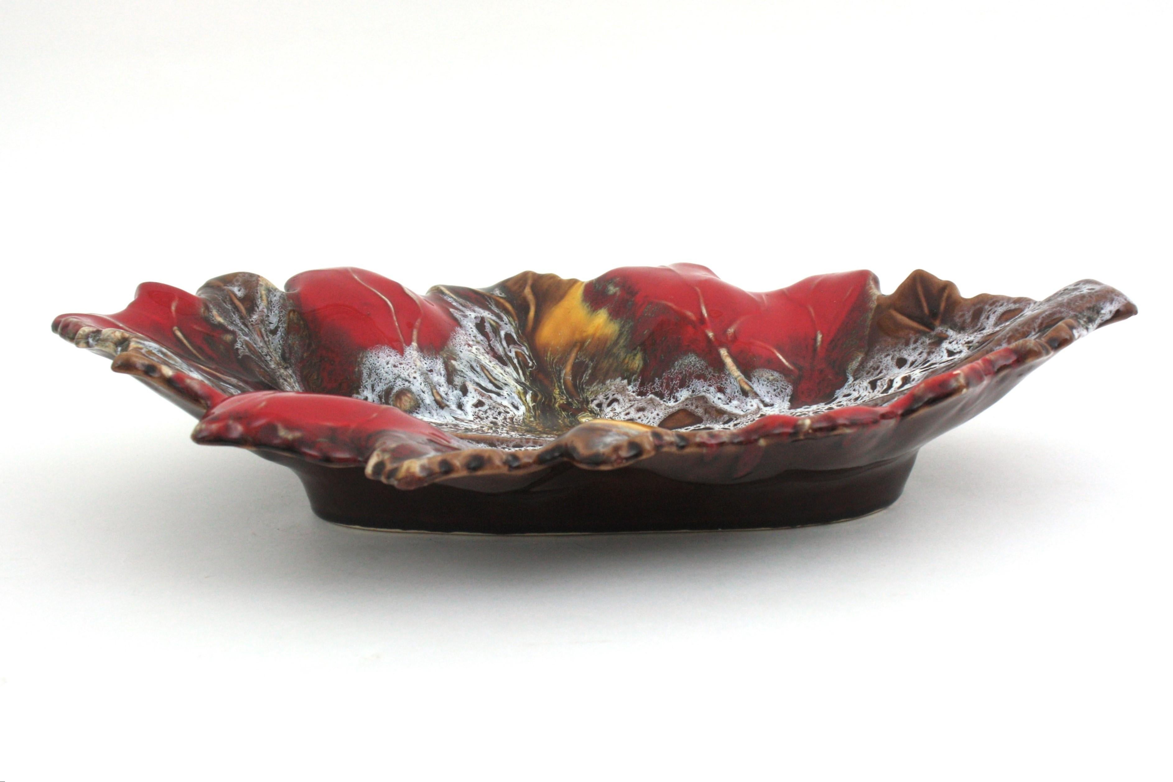 Vallauris Plato de cerámica mayólica extragrande con hojas/ Cuenco para centro de mesa en venta 1
