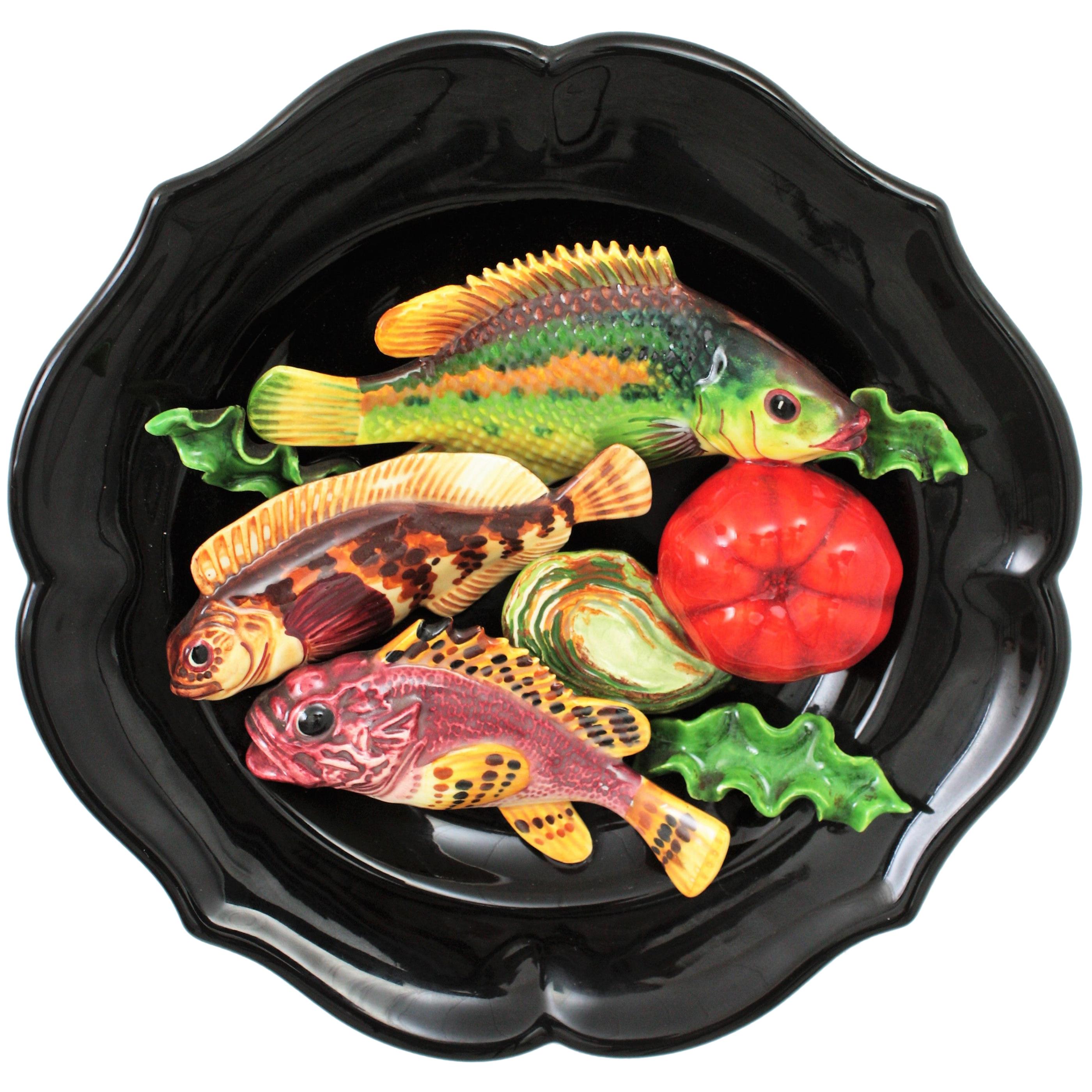Grande assiette murale en céramique majolique Vallauris avec motif de fruits de mer en trompe-l'œil