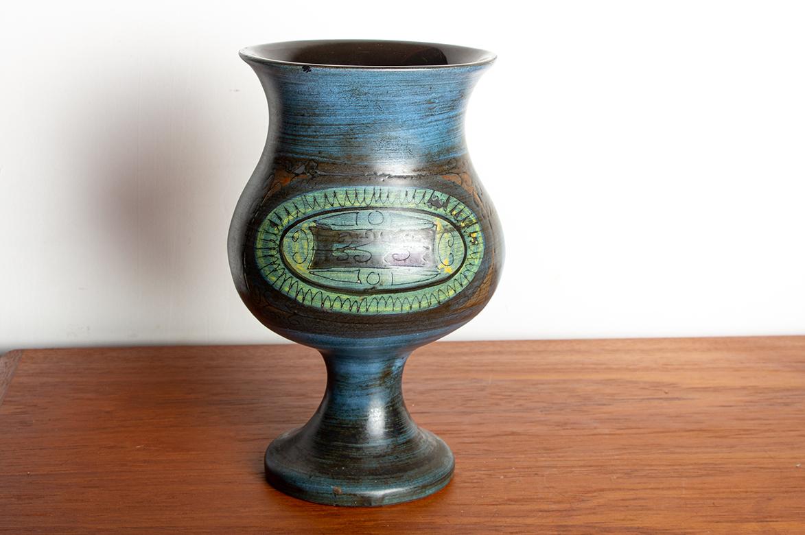 Superbo vaso di grandi dimensioni realizzato a mano con gli am designs firmati da questo artista, nello stile altamente decorativo di Vallauris.
Jean De Lespinasse (1896-1979) era un ceramista francese che si stabilì a Nizza dopo la Seconda Guerra