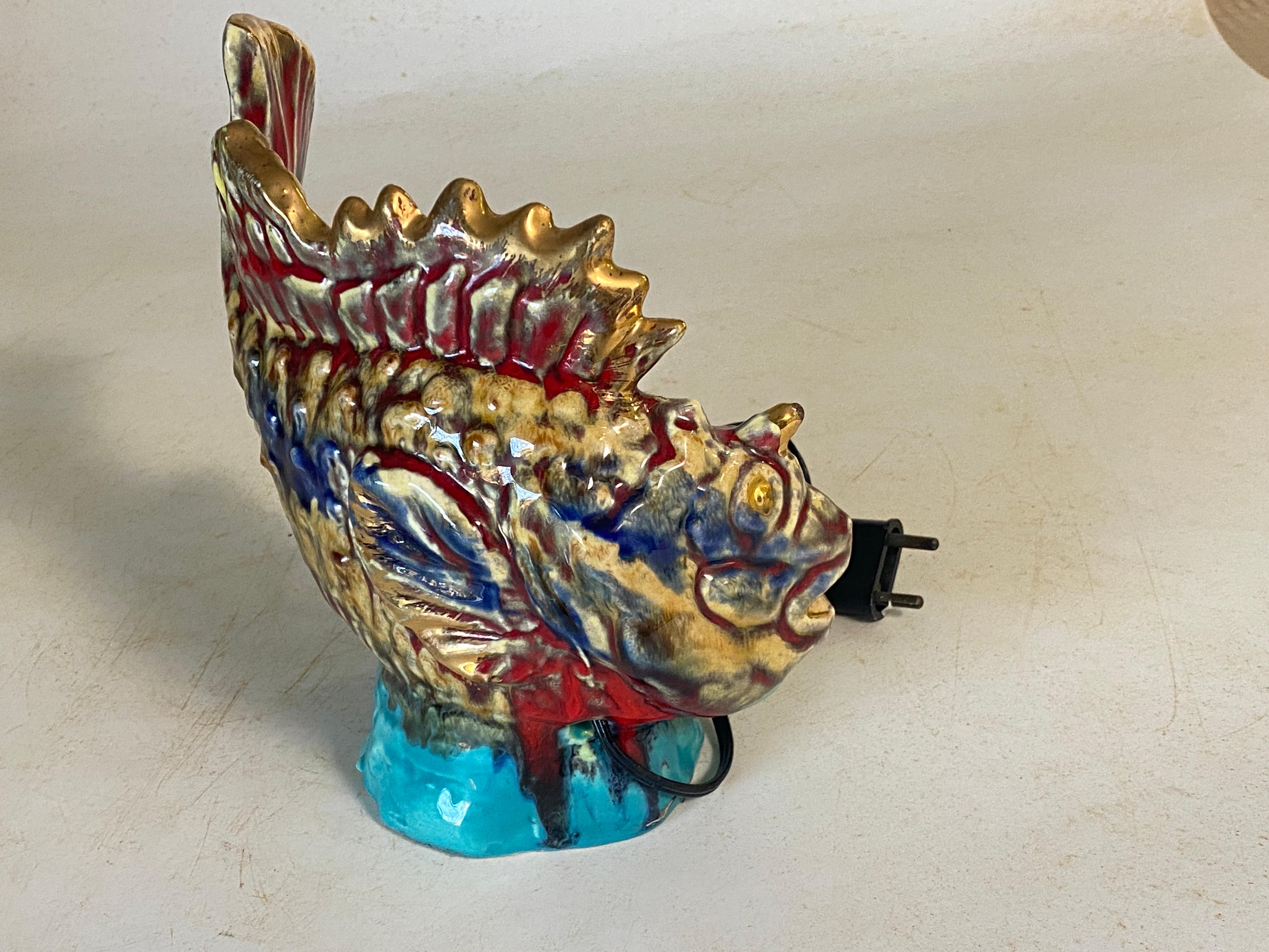 Muscheln Französisch 1960 Tischlampe in Keramik Darstellung eines Fisches Vallauris
Dieser kann als dekorative Garnitur verwendet werden.
Vallauris & Monaco, Frankreich, Tischlampe aus glasierter Keramik in Form eines Fisches