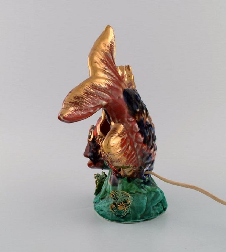 Vallauris & Monaco, Frankreich, Tischlampe aus glasierter Keramik in Form eines Fisches (Mitte des 20. Jahrhunderts) im Angebot