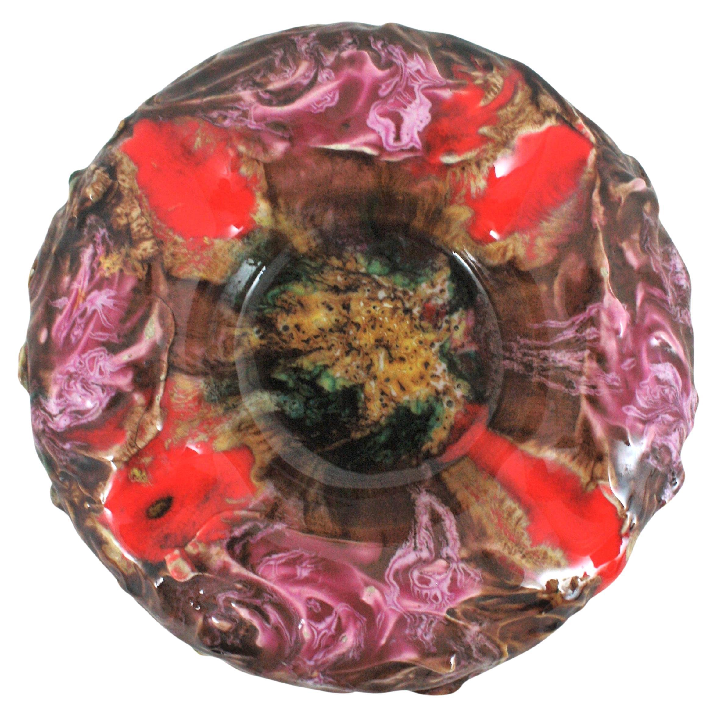 Großer Mid-Century Vallauris Aschenbecher / Schale aus mehrfarbig glasierter Keramik.
Schöne Fett Lava glasierte Keramik Aschenbecher in braun, rosa lila und roten Farben. Hergestellt von Vallauris. Frankreich, 1950er Jahre.
Dieser coole
