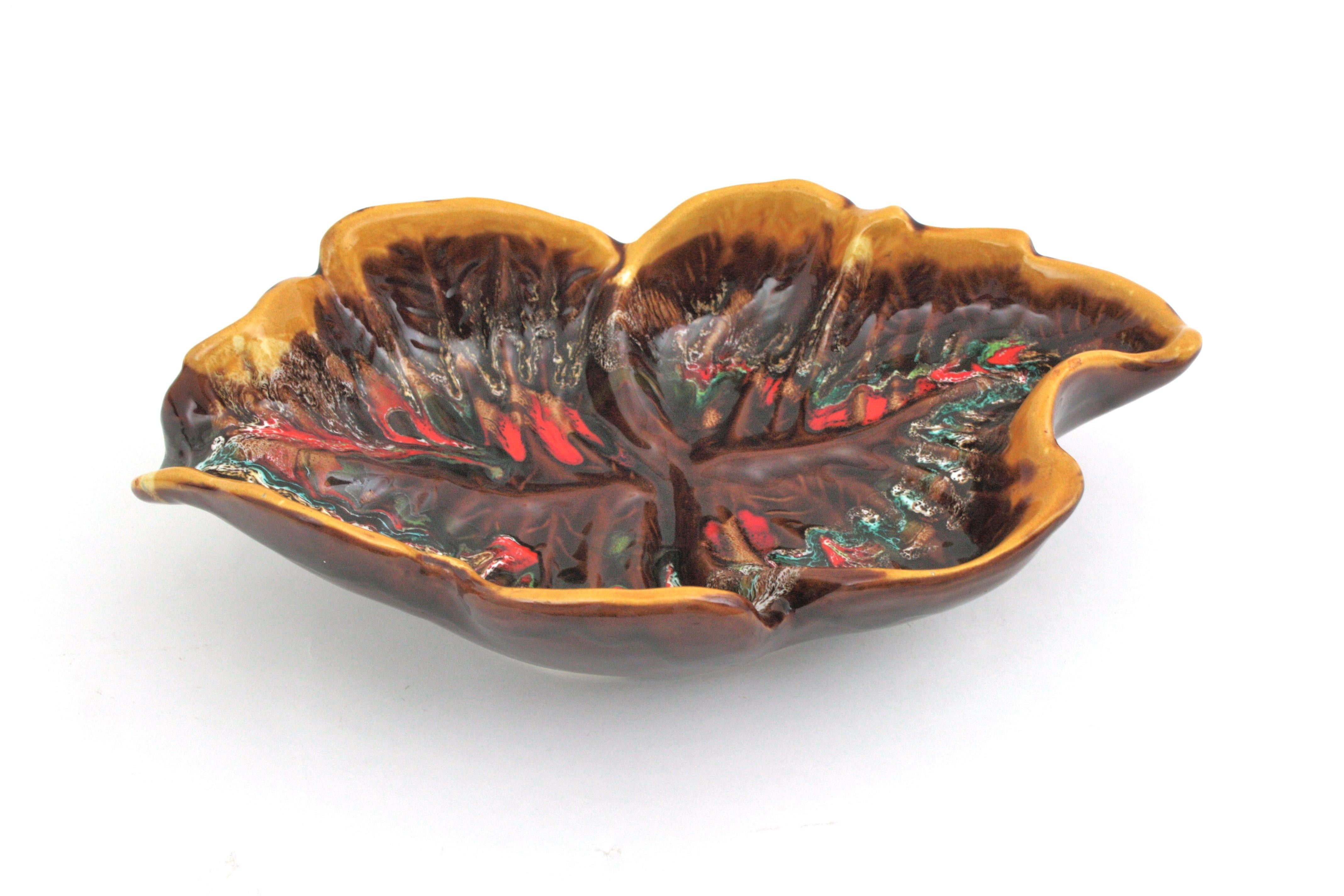 Vallauris Plato / Centro de mesa de cerámica mayólica multicolor , años 50 Moderno de mediados de siglo en venta