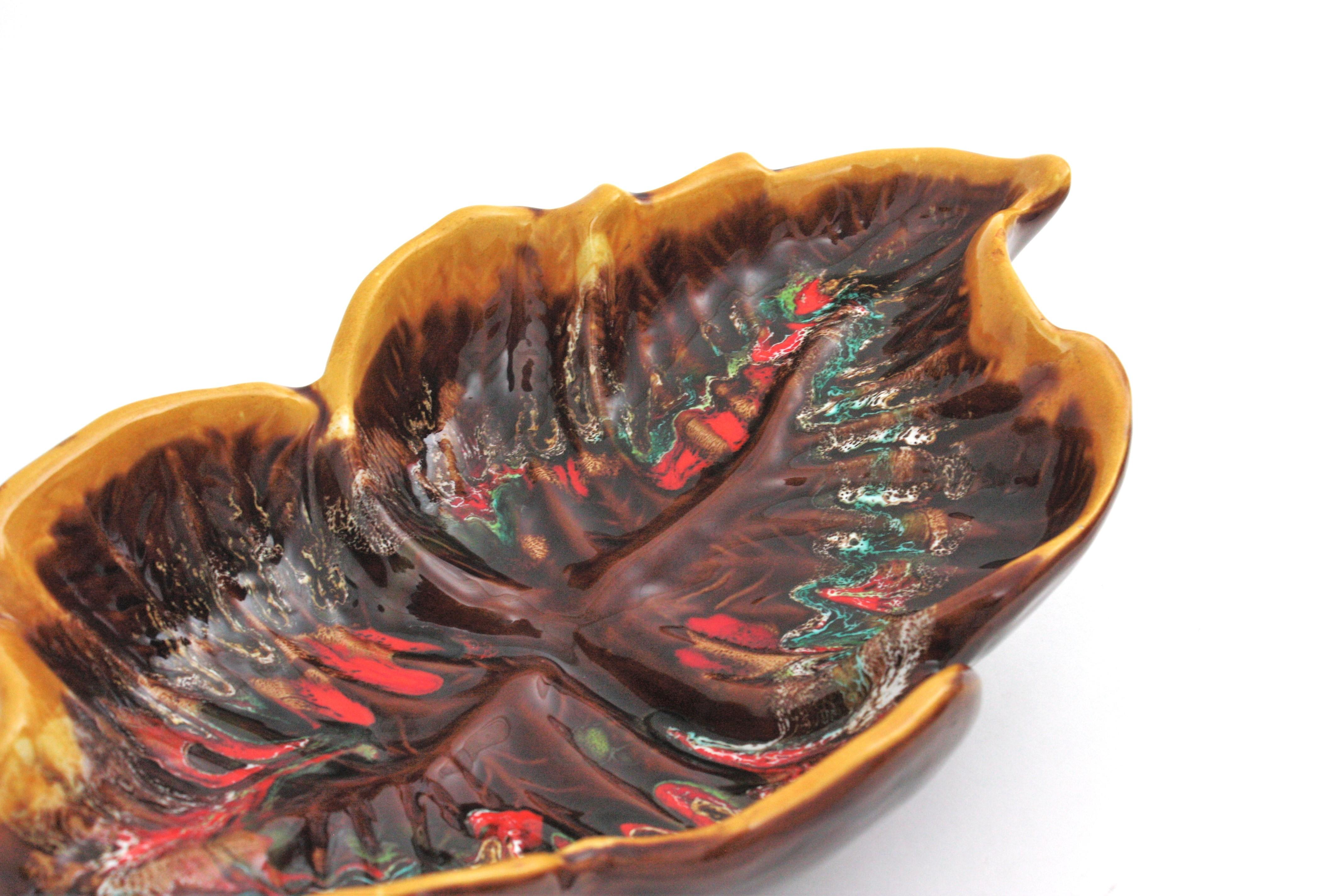 Vallauris Plato / Centro de mesa de cerámica mayólica multicolor , años 50 Mayólica en venta