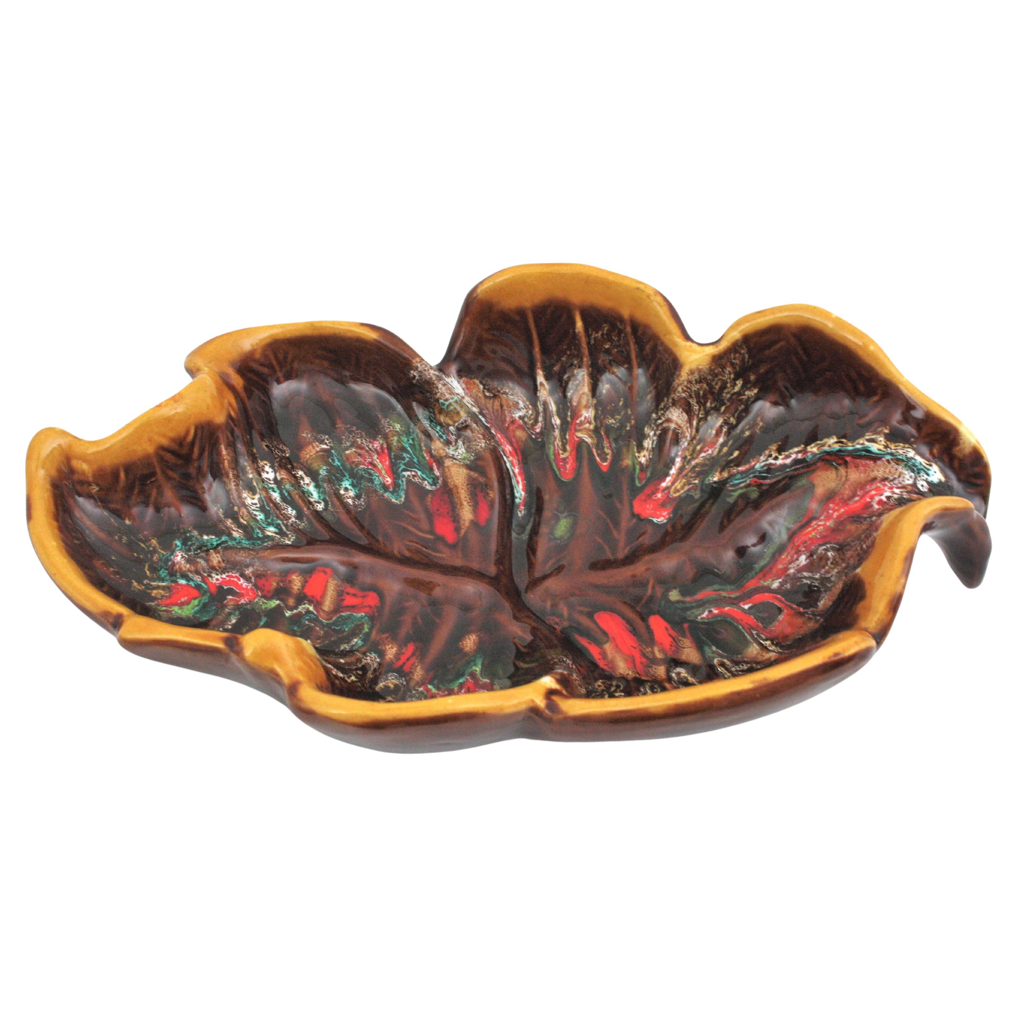 Vallauris AM, piatto grande in ceramica maiolica multicolore / centrotavola, anni '50