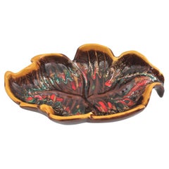 Vallauris Mehrfarbige Majolika-Keramik-Teller / Tafelaufsatz mit großen Blättern, Groß, Vallauris, 1950er Jahre