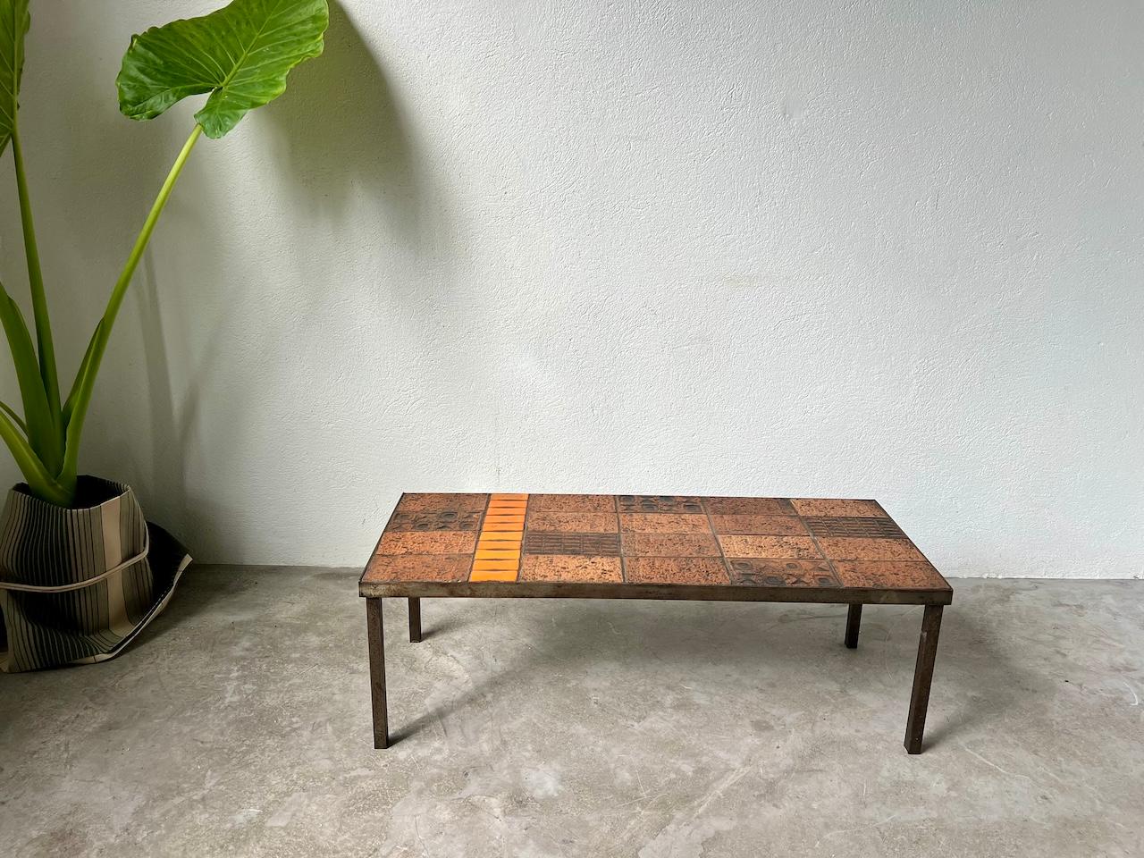 Table basse dans le style de la navette Roger Capron, en acier et céramique.

Superbe artisanat français de Vallauris. En très bon état.

Dimensions : L97 X P38.5 X H33 cm