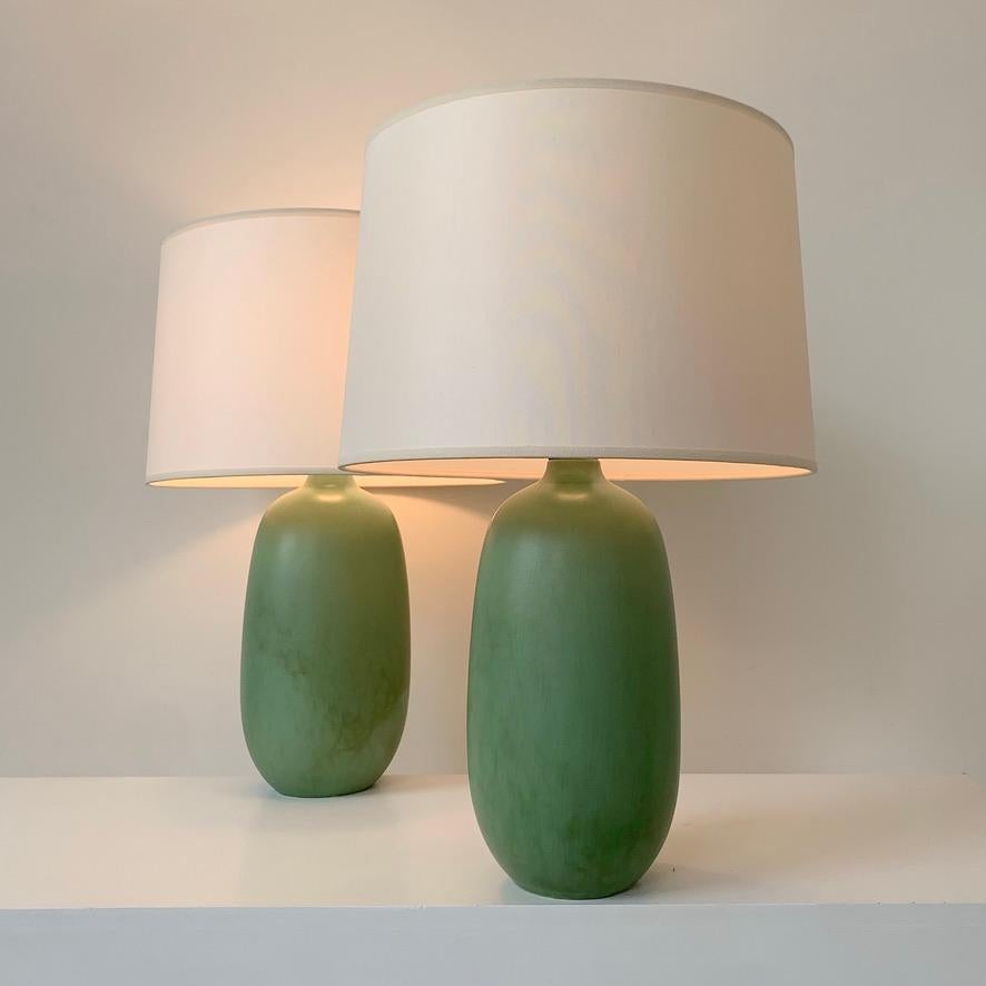 Très belle paire de lampes de table en céramique de Marius Musarra pour Mabyjo's, vers 1950, Vallauris, France.
Céramique verte, nouveaux abat-jours en tissu ivoire.
Incisé : Mabyjo's  Musarra de Vallauris.
Bon état d'origine.
Dimensions : hauteur