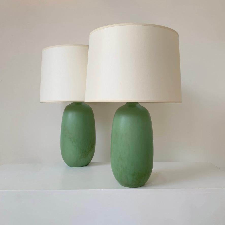 Mid-Century Modern Paire de lampes de table en céramique vertes signées Vallauris, circa 1950, France. en vente