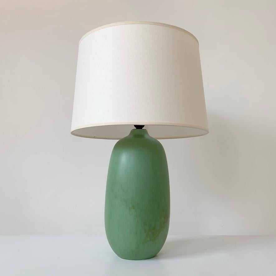 20ième siècle Paire de lampes de table en céramique vertes signées Vallauris, circa 1950, France. en vente