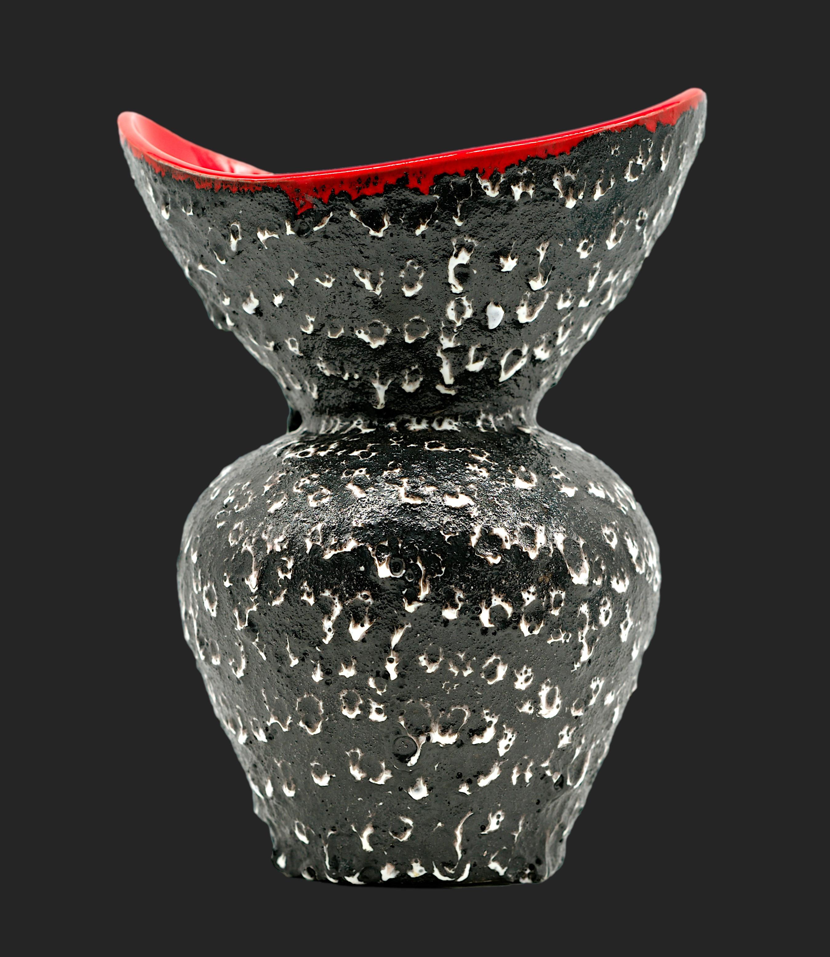Este jarrón de cerámica francesa de mediados de siglo procede de Vallauris (Francia) y data de la década de 1950. Está hecha de gres y presenta un diseño raro, distintivo y atemporal. El jarrón tiene una altura de 28 cm, una anchura de 21 cm y una
