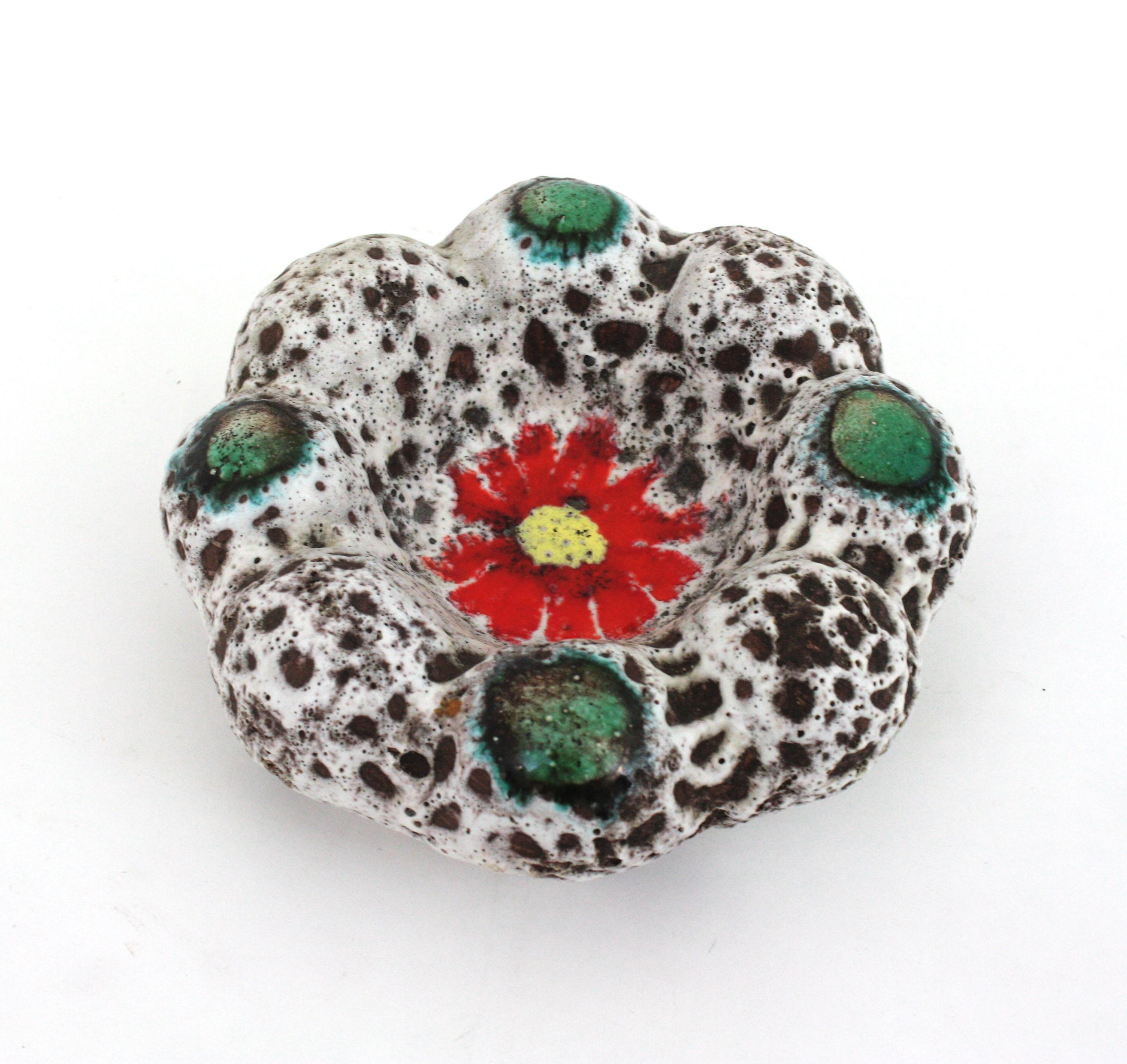Vallauris, unglasierte Fat Lava-Keramik-Blumenschale in Blumenform / Aschenbecher, 1950er Jahre im Angebot 3