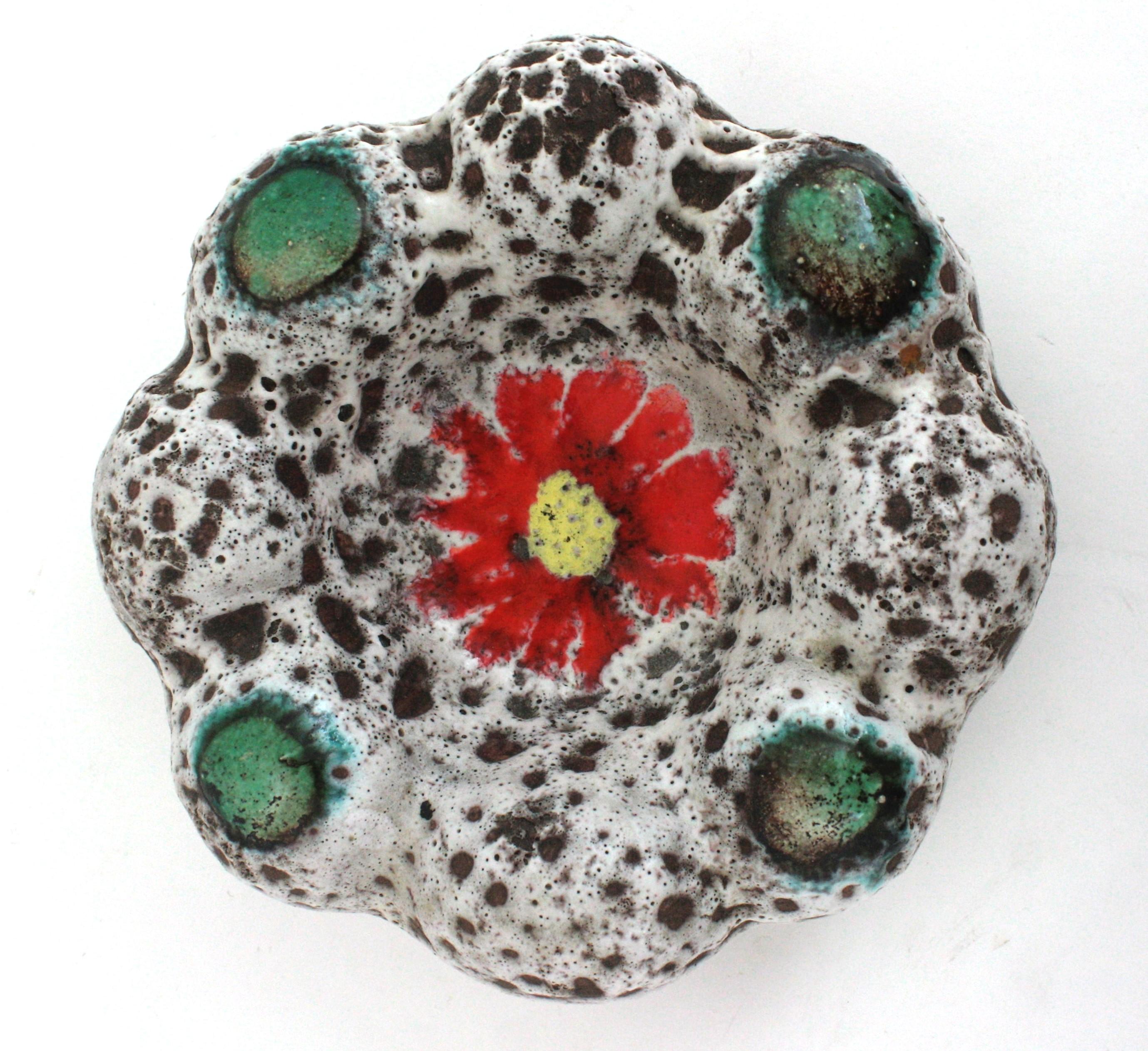 Vallauris, unglasierte Fat Lava-Keramik-Blumenschale in Blumenform / Aschenbecher, 1950er Jahre im Angebot 4