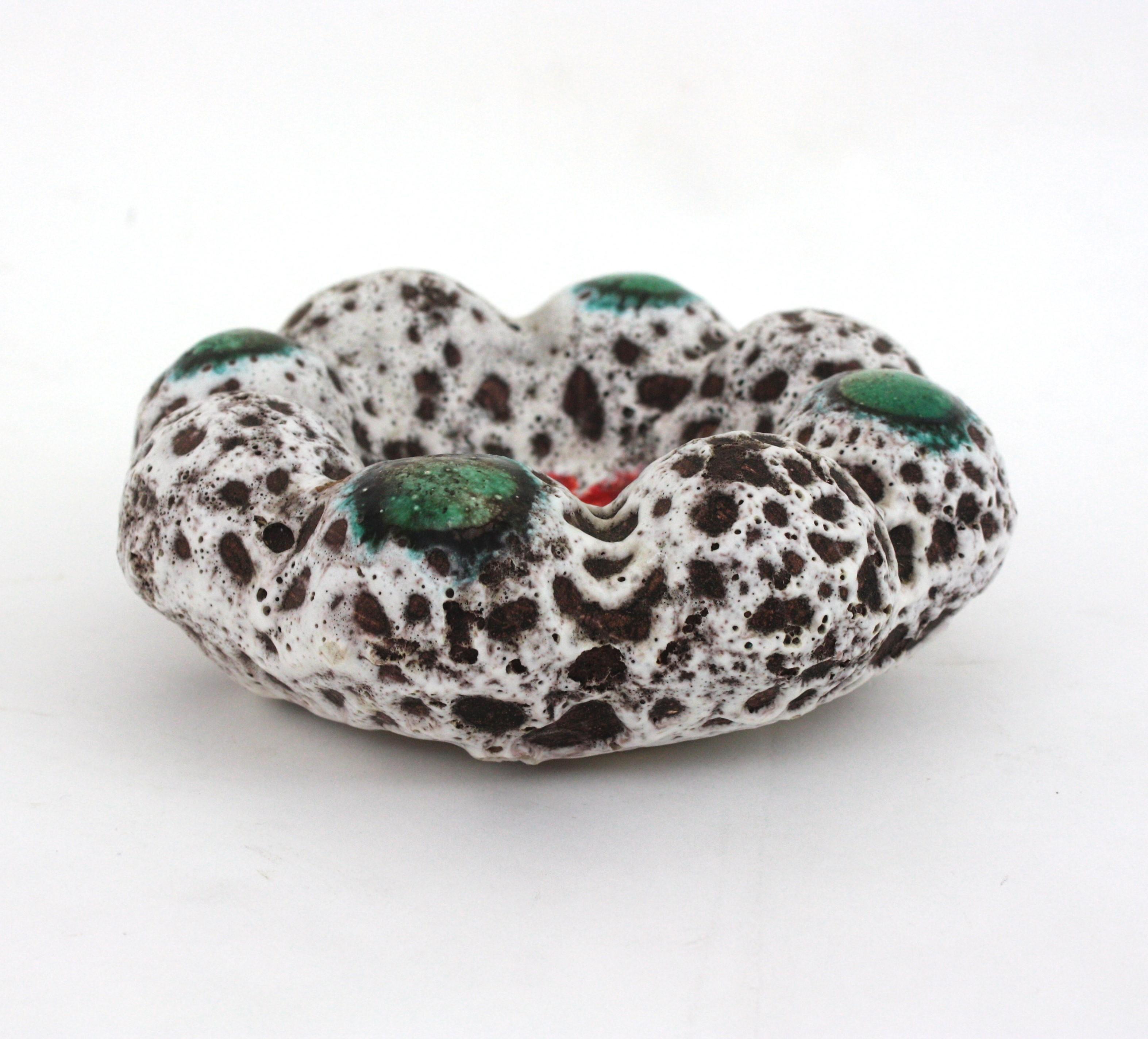 Vallauris, unglasierte Fat Lava-Keramik-Blumenschale in Blumenform / Aschenbecher, 1950er Jahre im Angebot 5