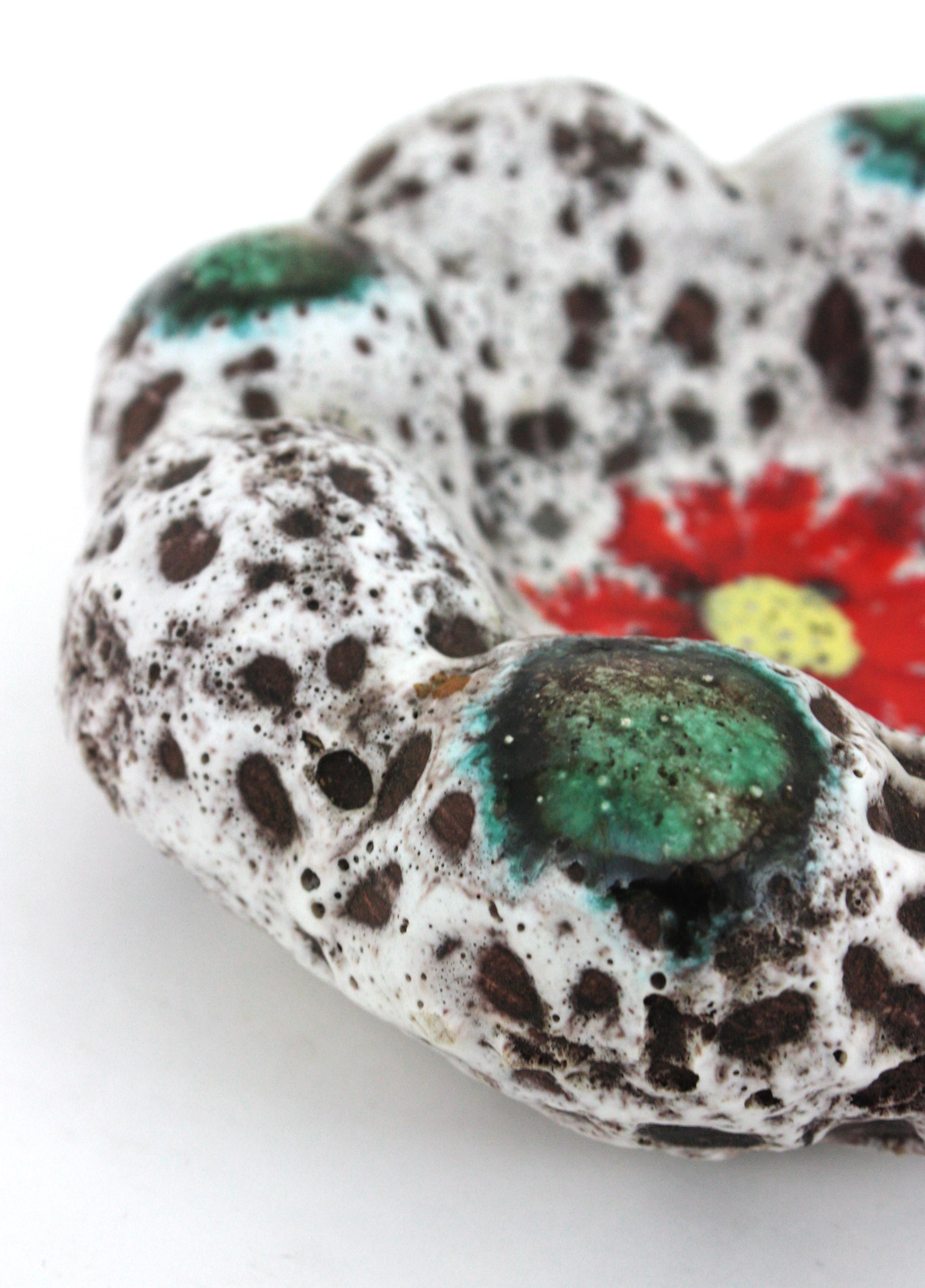 Vallauris, unglasierte Fat Lava-Keramik-Blumenschale in Blumenform / Aschenbecher, 1950er Jahre im Angebot 7