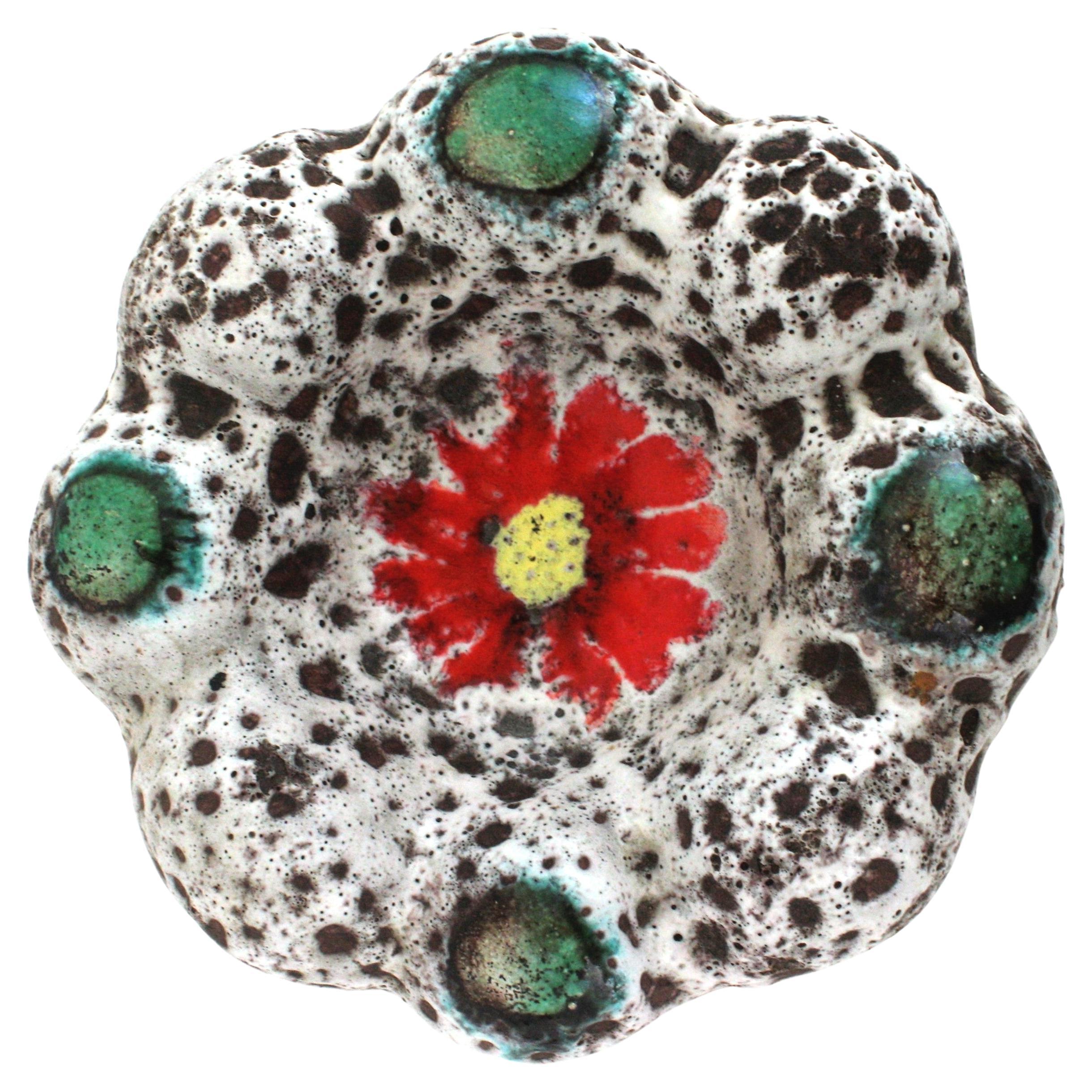 Französischer Aschenbecher / Schale Vallauris aus unglasierter Fettlava-Keramik, Mid-Century.
Schöne Schale in Form einer fetten Lava-Keramikblume aus weißer und brauner Keramik mit türkisgrünen, orangefarbenen und gelben glasierten Keramikakzenten.