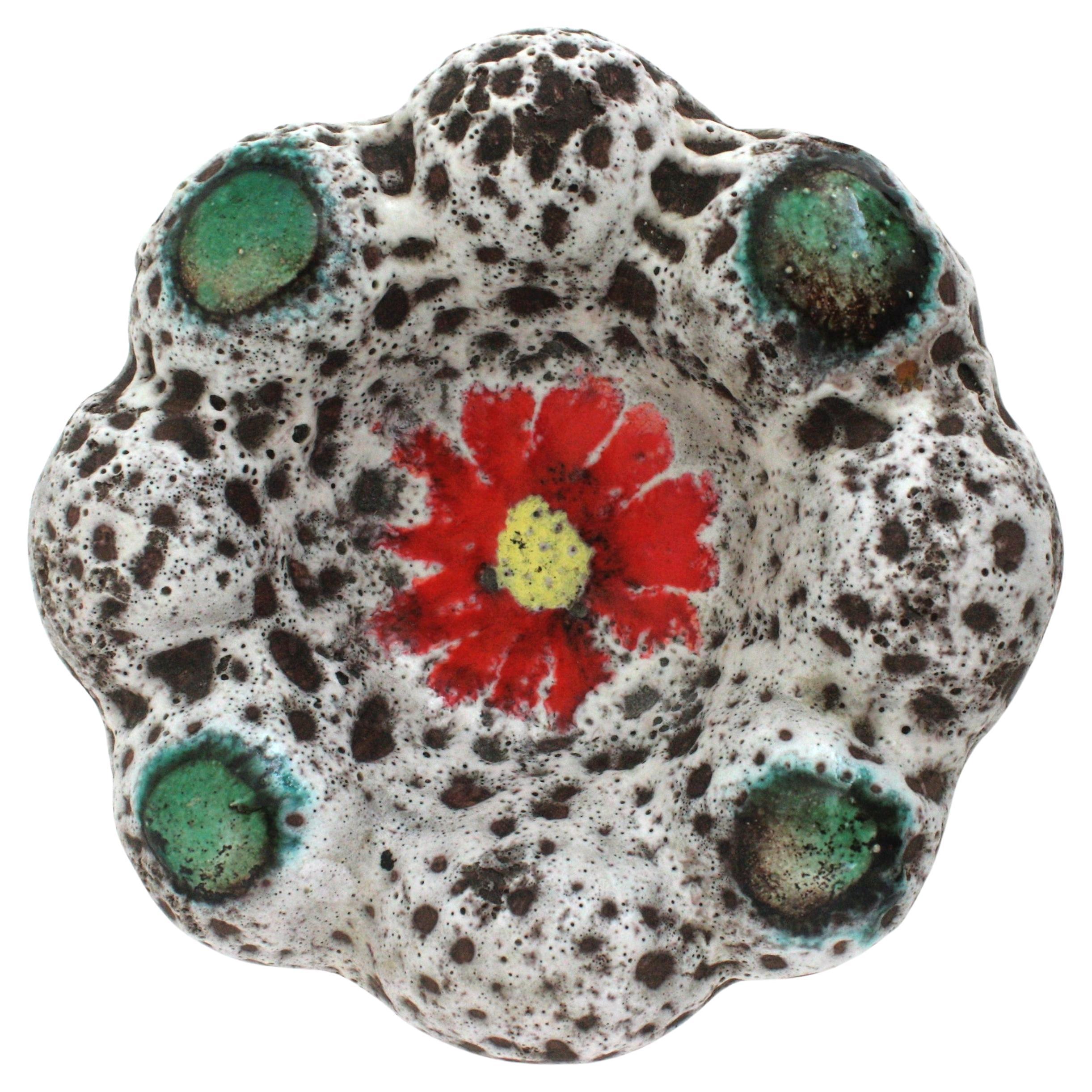 Vallauris, unglasierte Fat Lava-Keramik-Blumenschale in Blumenform / Aschenbecher, 1950er Jahre (Moderne der Mitte des Jahrhunderts) im Angebot