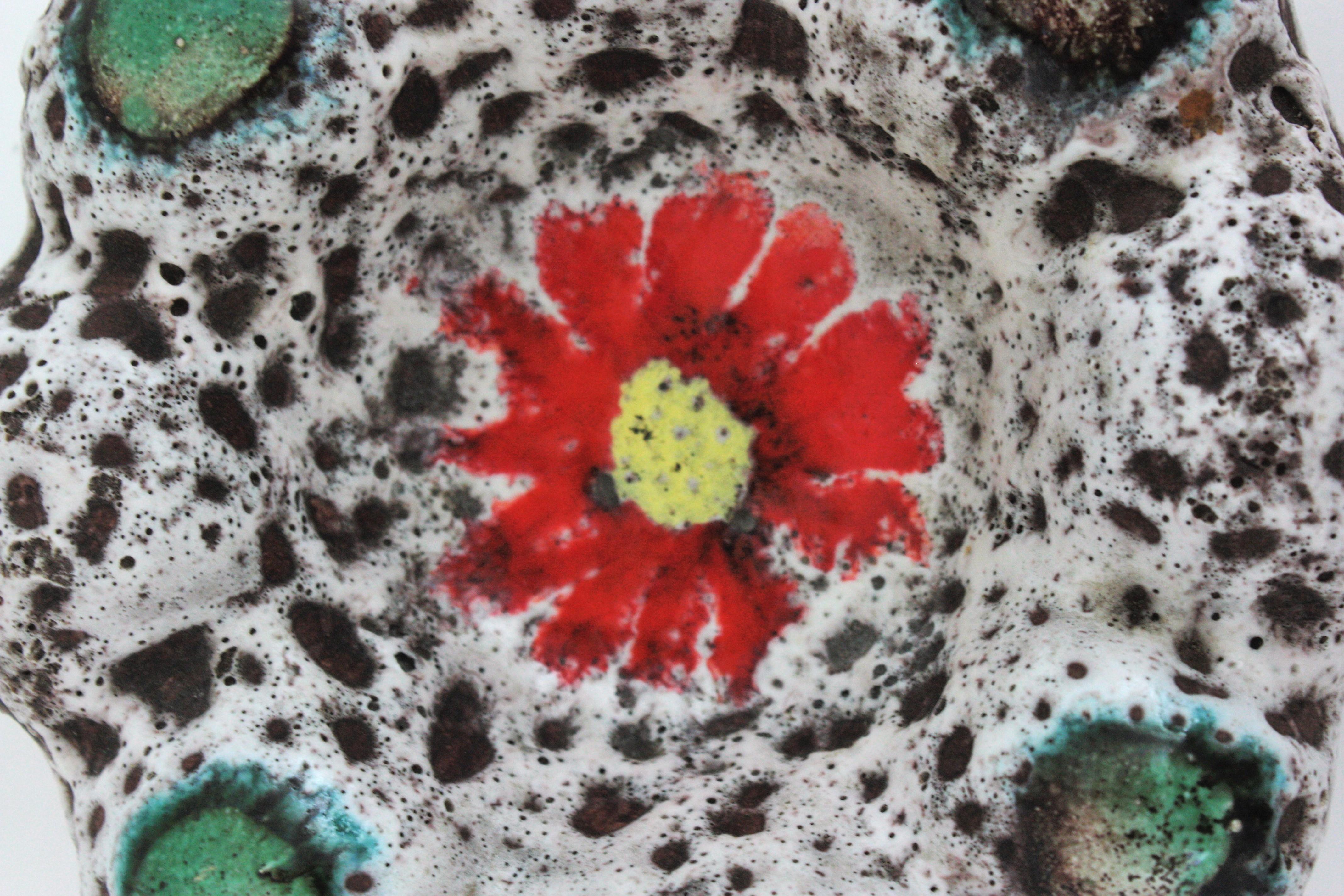 Vallauris, unglasierte Fat Lava-Keramik-Blumenschale in Blumenform / Aschenbecher, 1950er Jahre (Französisch) im Angebot