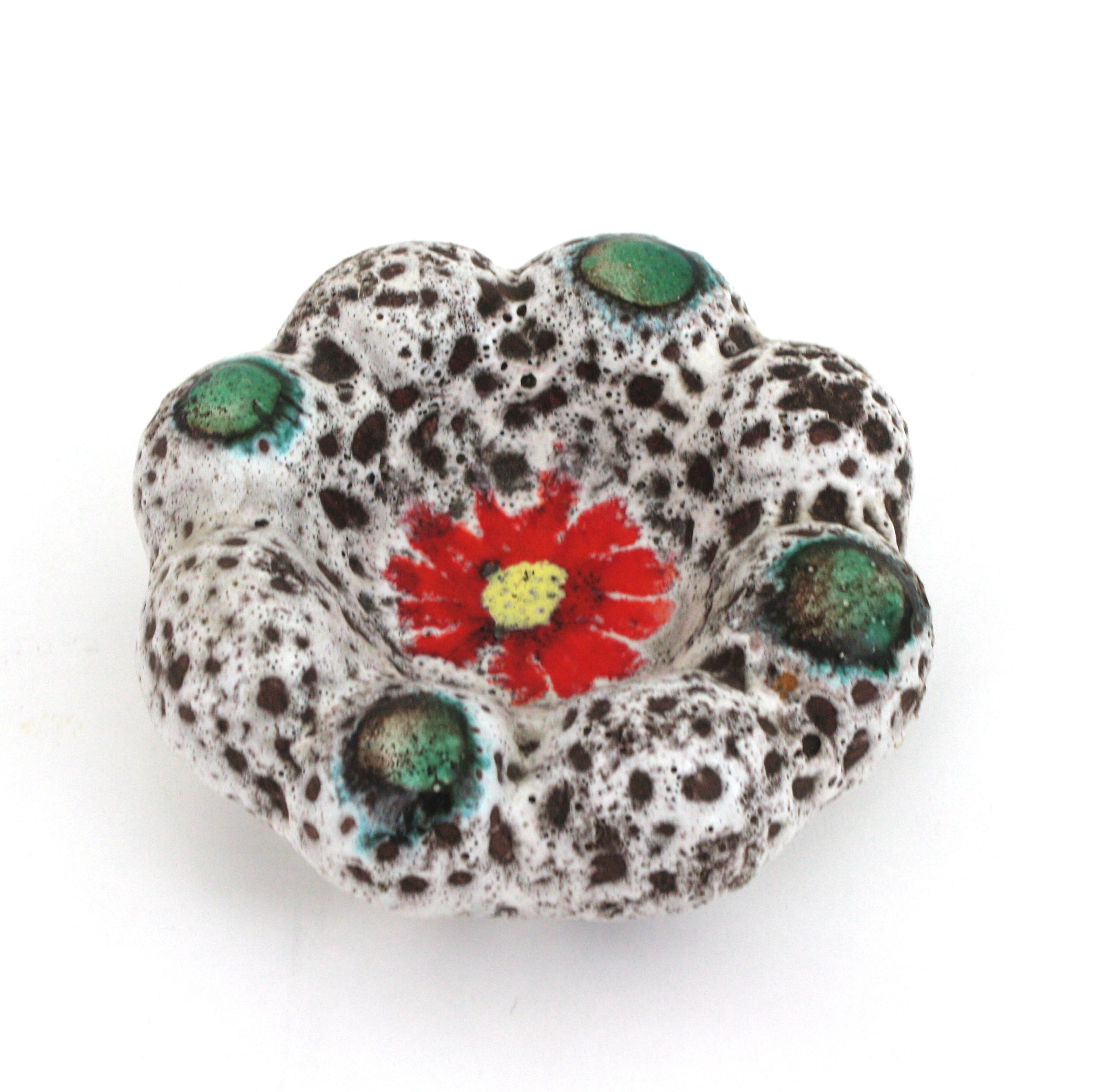 Vallauris, unglasierte Fat Lava-Keramik-Blumenschale in Blumenform / Aschenbecher, 1950er Jahre (Glasiert) im Angebot