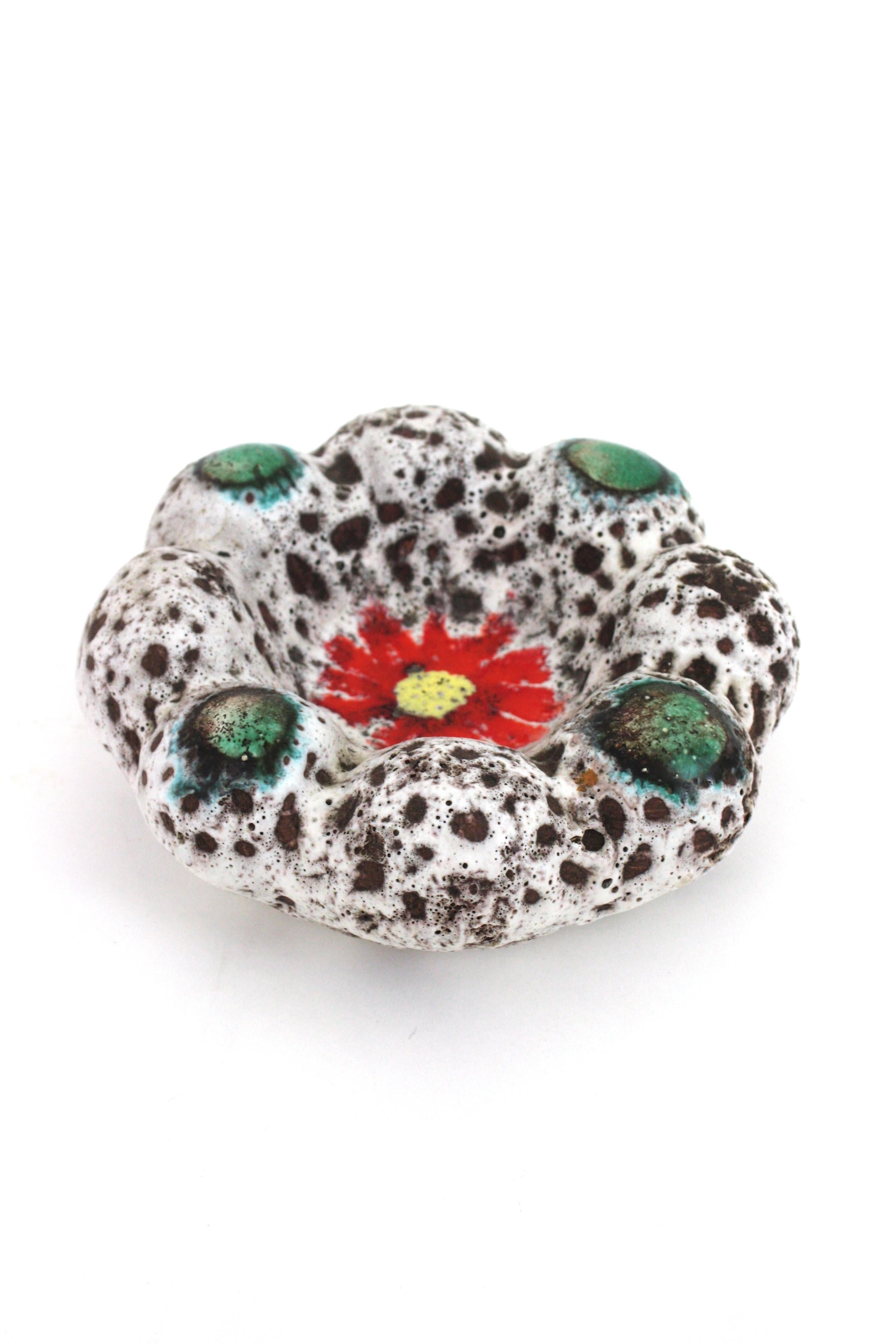 Vallauris, unglasierte Fat Lava-Keramik-Blumenschale in Blumenform / Aschenbecher, 1950er Jahre im Zustand „Hervorragend“ im Angebot in Barcelona, ES