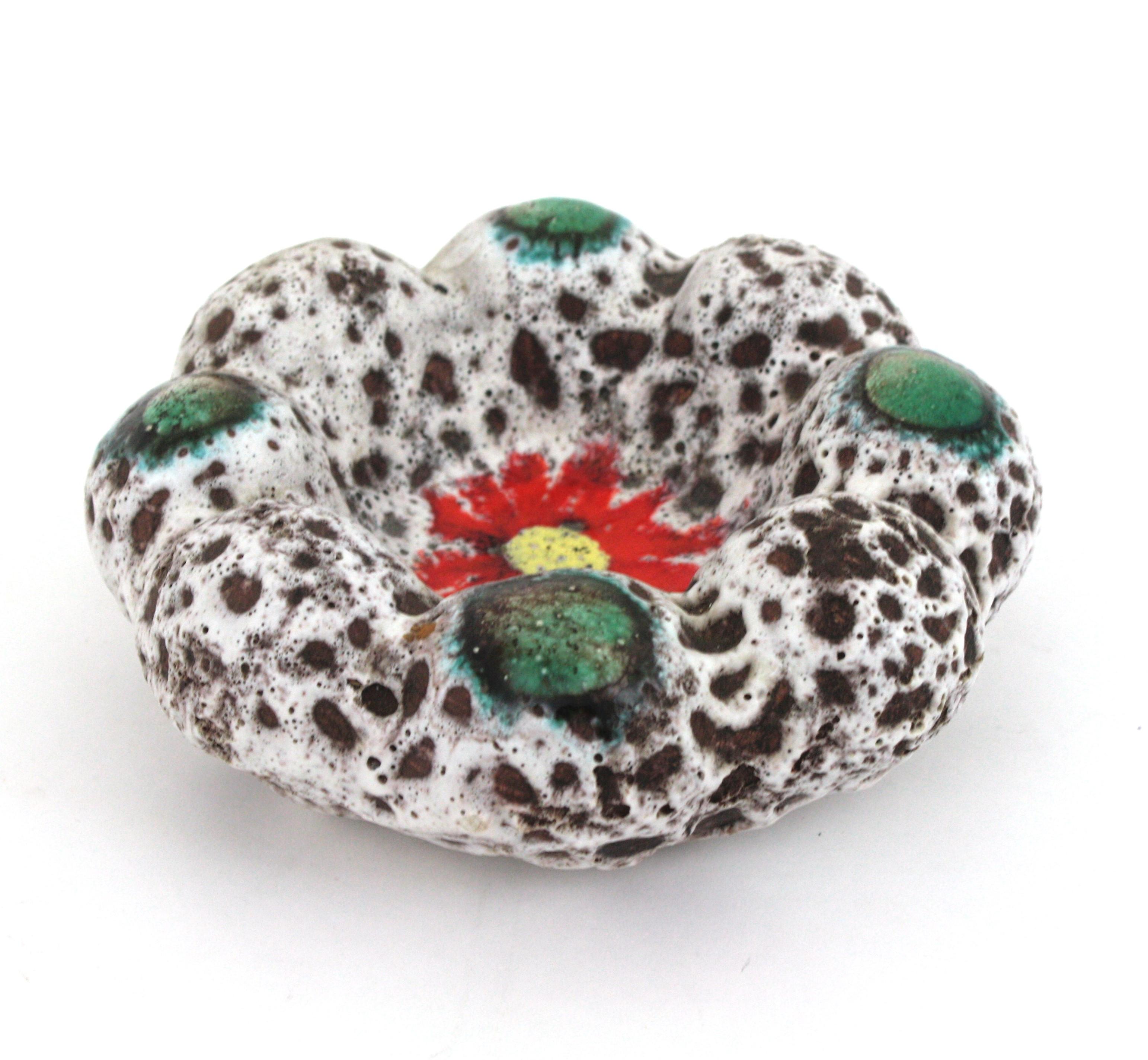 Vallauris, unglasierte Fat Lava-Keramik-Blumenschale in Blumenform / Aschenbecher, 1950er Jahre im Angebot 2