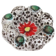 Vallauris, unglasierte Fat Lava-Keramik-Blumenschale in Blumenform / Aschenbecher, 1950er Jahre