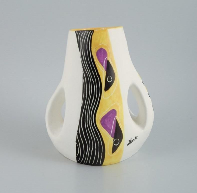 Vallauris. Vase unique en céramique de forme organique. Peint à la main avec un motif abstrait.
1960/70s.
Signé.
En parfait état.
Mesure : H 27,0 x P 24,0 cm.