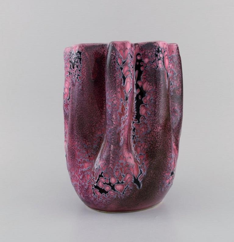 Vallauris Vase aus glasierter Keramik. Schöne Kristallglasur in Violetttönen. 
Frankreich, 1960er Jahre.
Maße: 20 x 16 cm.
In ausgezeichnetem Zustand.
Gestempelt.