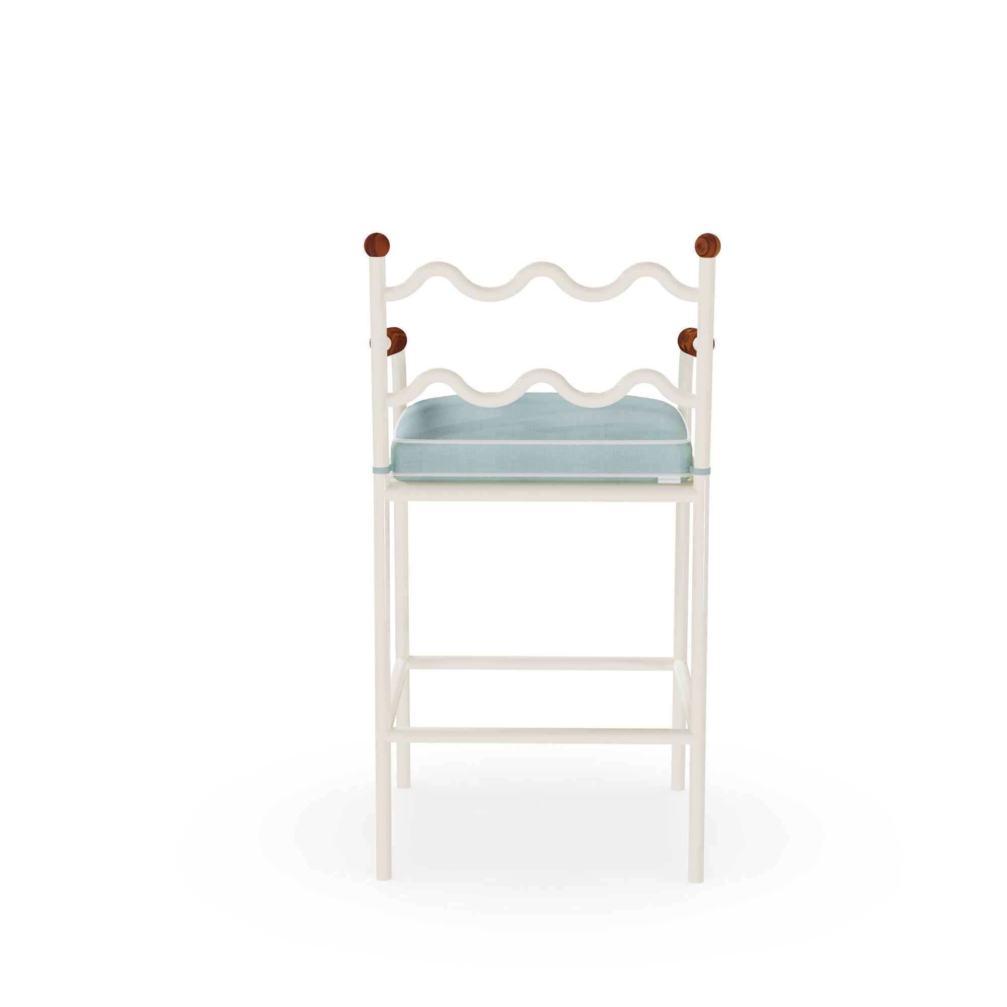 Portoghese Sedia da bar per esterni Valldemossa in metallo laccato con dettagli in Wood Iroko in vendita