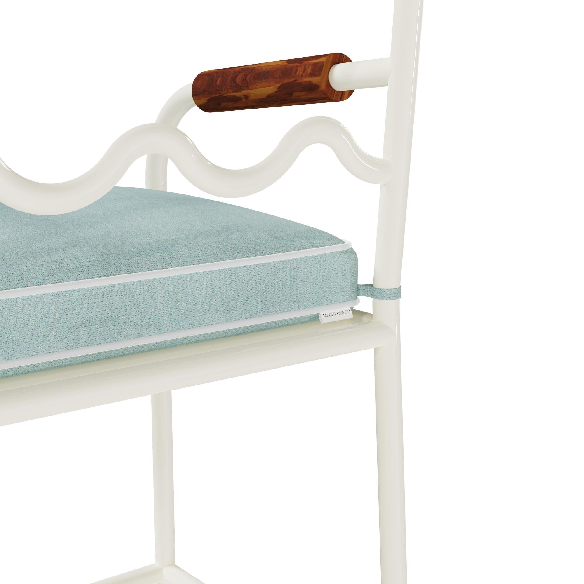 XXI secolo e contemporaneo Sedia da bar per esterni Valldemossa in metallo laccato con dettagli in Wood Iroko in vendita